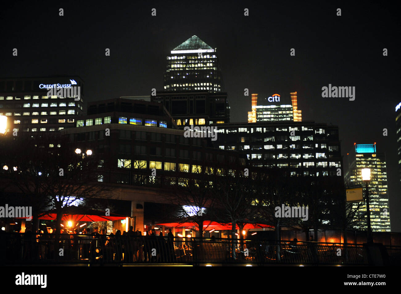Nach der Arbeit füllen Trinker Bars am Canary Wharf London bei Nacht Stockfoto