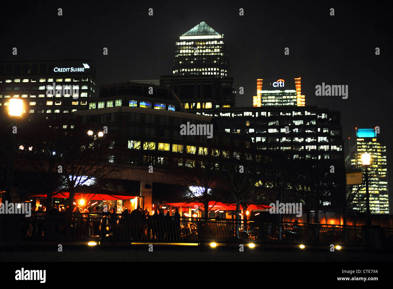 Nach der Arbeit trinkt am Canary Wharf in London bei Nacht Stockfoto