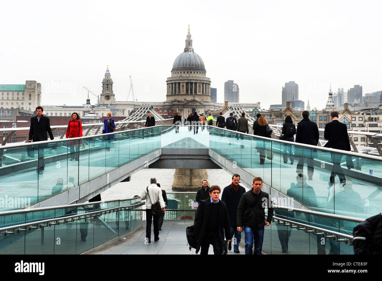 Millennium Bridge mit Blick auf St. Pauls Cathedral, London UK Stockfoto