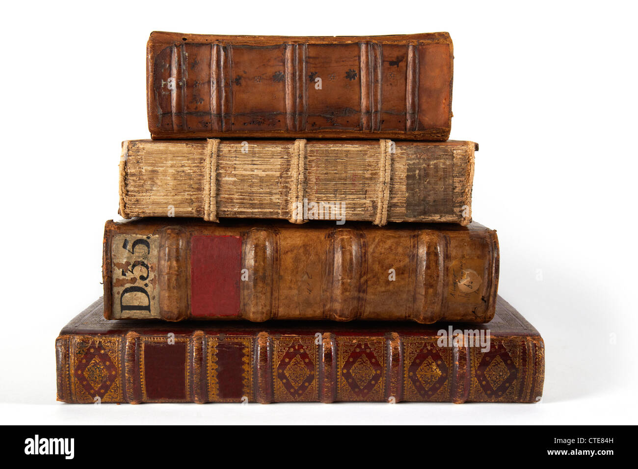 Stapeln von alten Büchern aus 1500 No-Name auf weiß Stockfoto