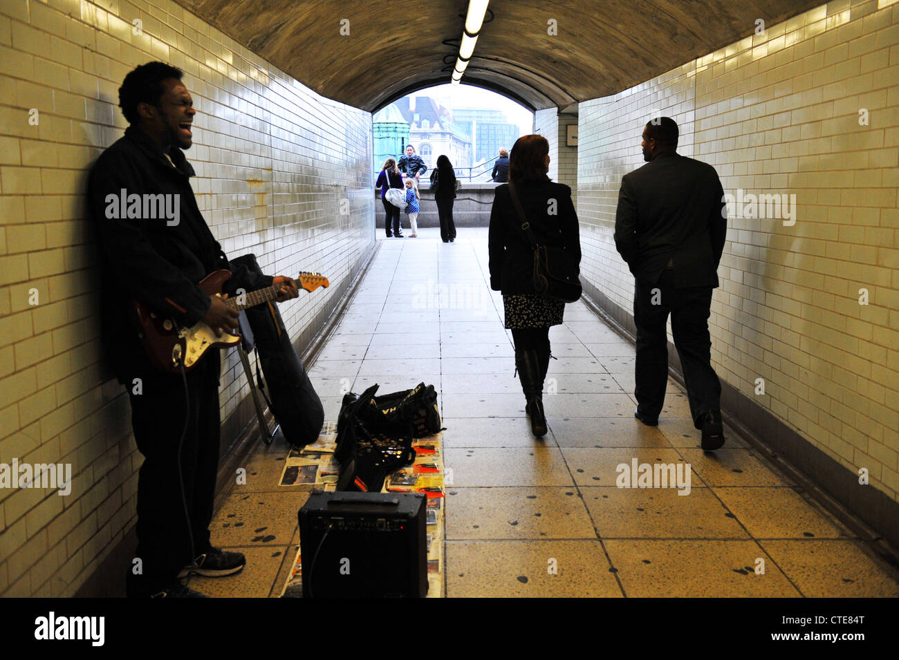 Ein Straßenmusikant führt in einer Londoner u-Bahn Stockfoto