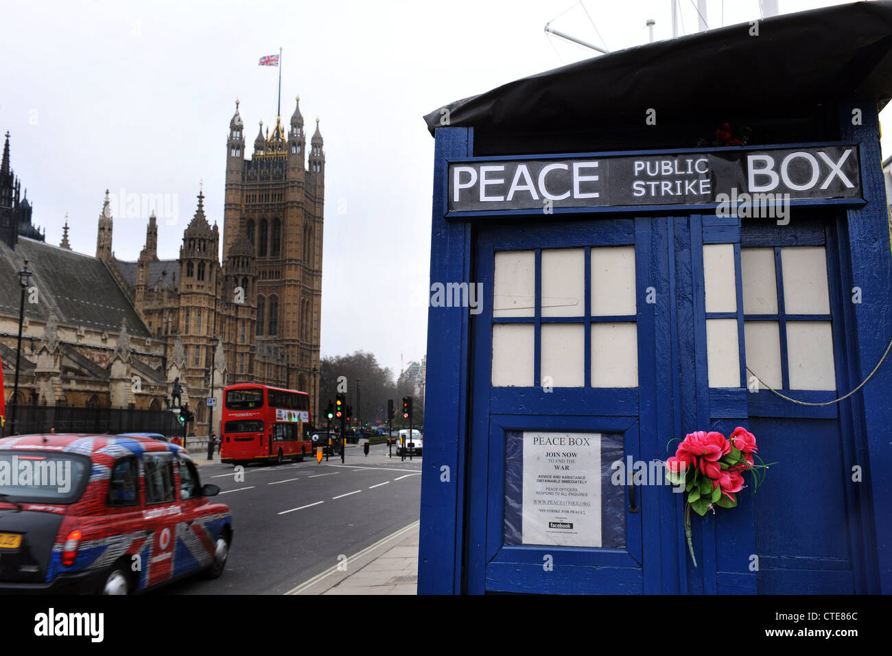 Frieden-Demonstranten Campen in einer Pappschachtel der Polizei gegenüber der Houses of Parliament in London Stockfoto