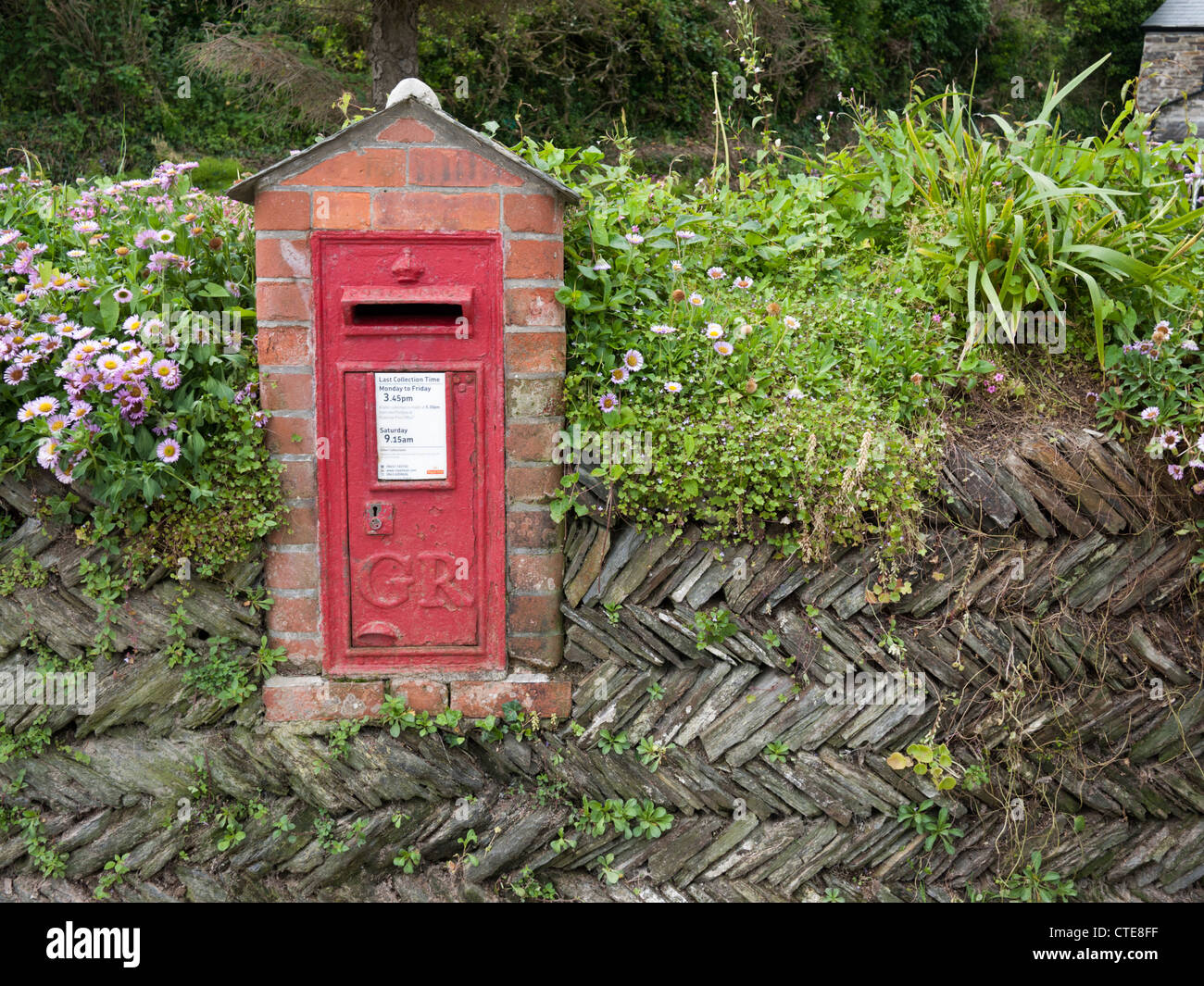 Alt GR-Briefkasten in einer Steinmauer am Porthcothan in der Nähe von Padsotw Cornwall UK Stockfoto