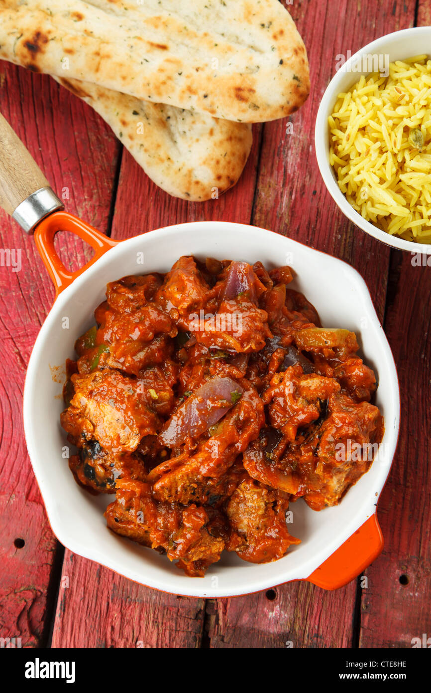 Indische Hühnchen-Curry mit Reis und Naan Brot Stockfoto