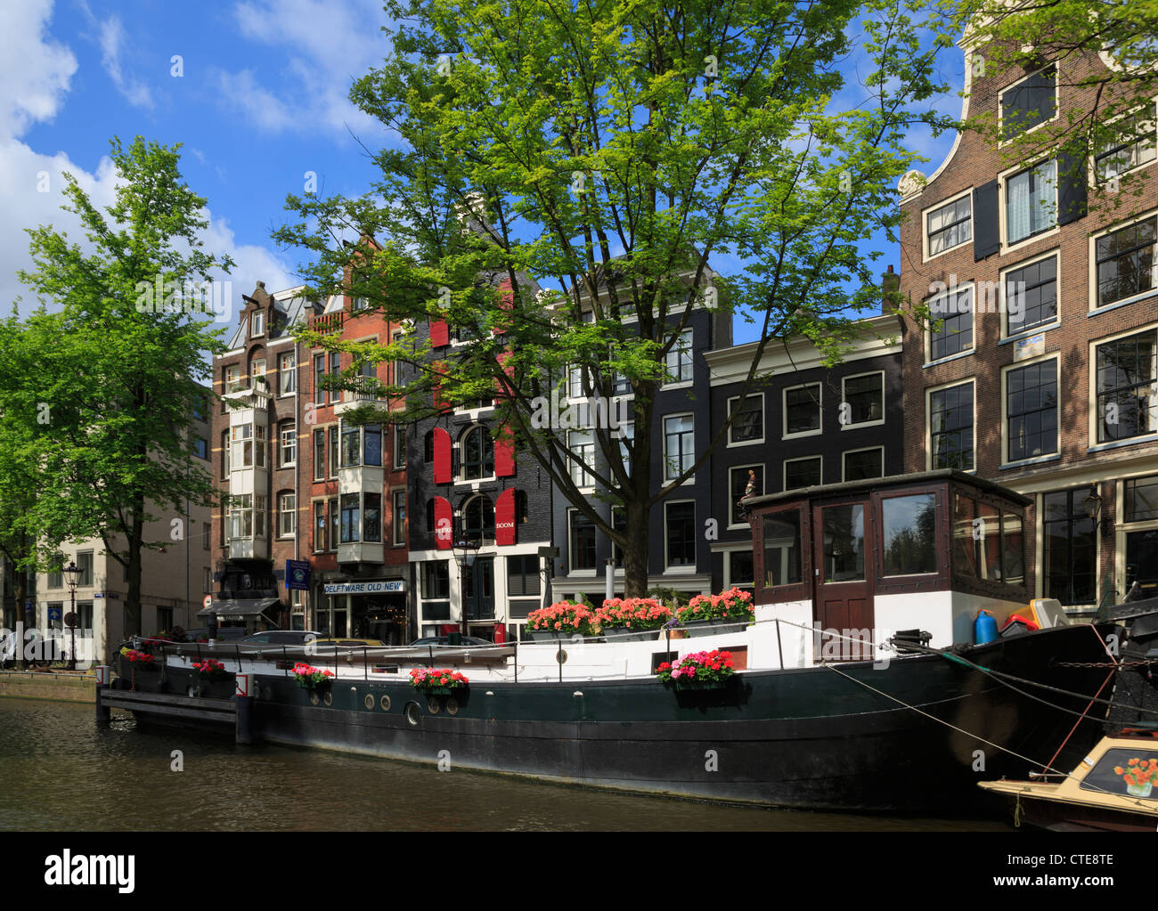 Eine schöne alte Hausboot festgemacht an einer Gracht in Amsterdam. Stockfoto