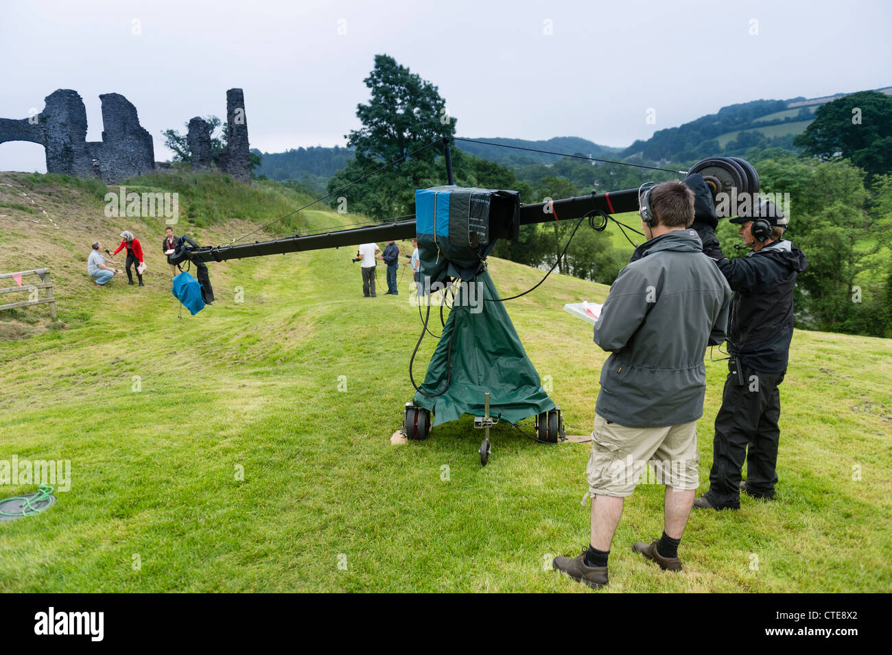 ein Kameramann tätig mit einer "Jib" Kamera auf einem live-Fernsehen TV Ort außerhalb UK-Übertragung Stockfoto