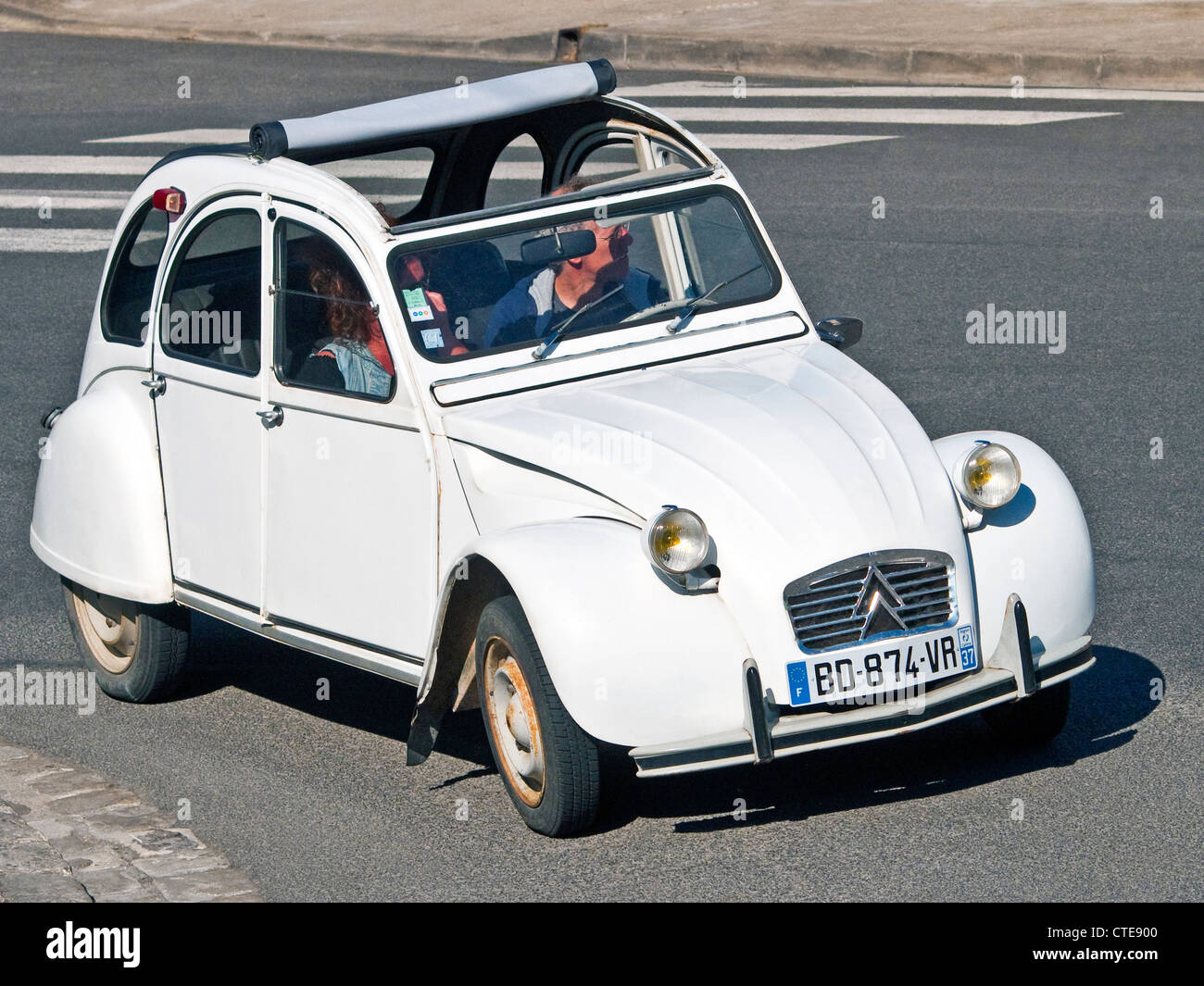 Weißen Citroen 2CV Auto - Frankreich. Stockfoto