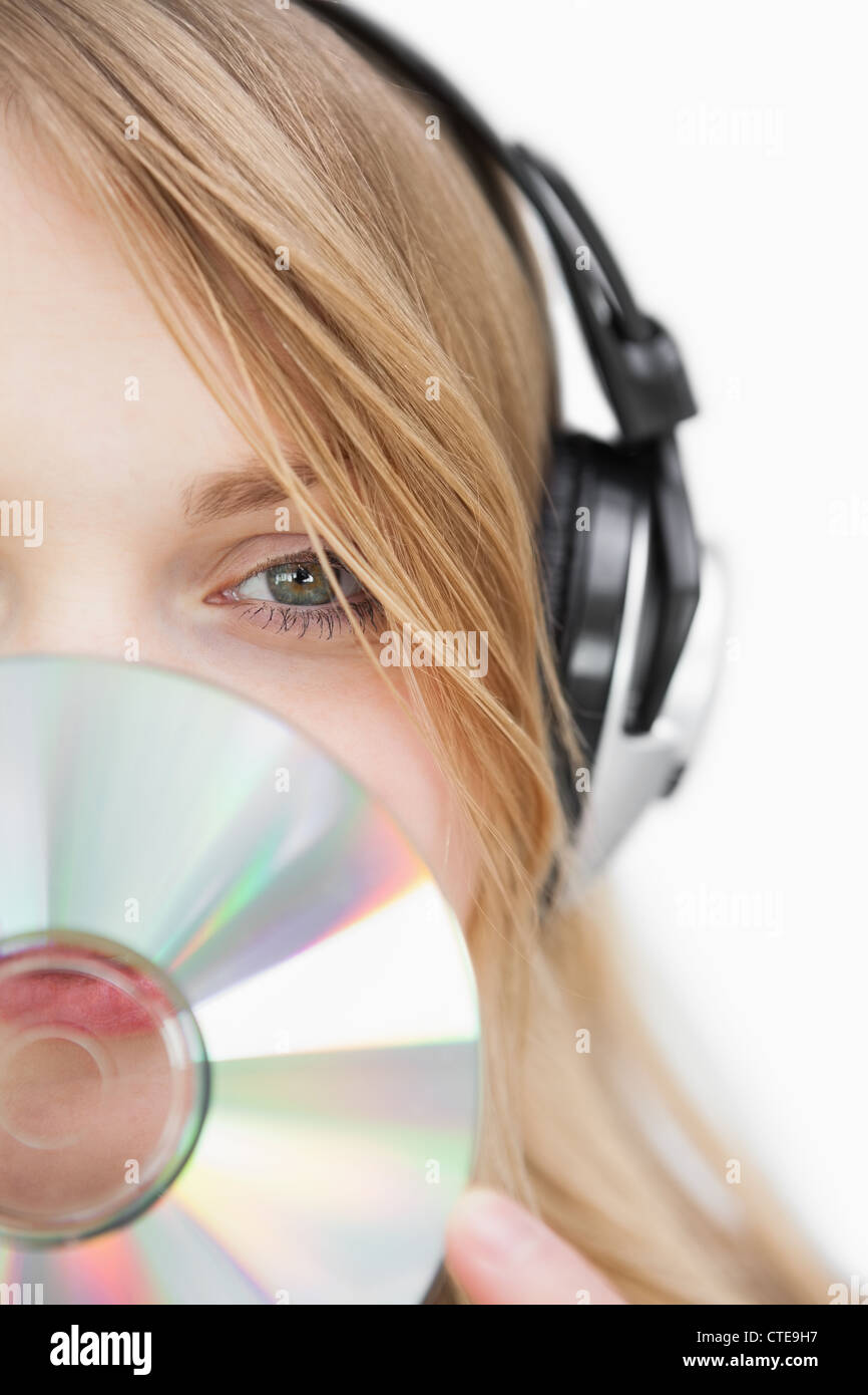 Eine blonde Frau mit einer cd vor ihr Gesicht Nahaufnahme Stockfoto