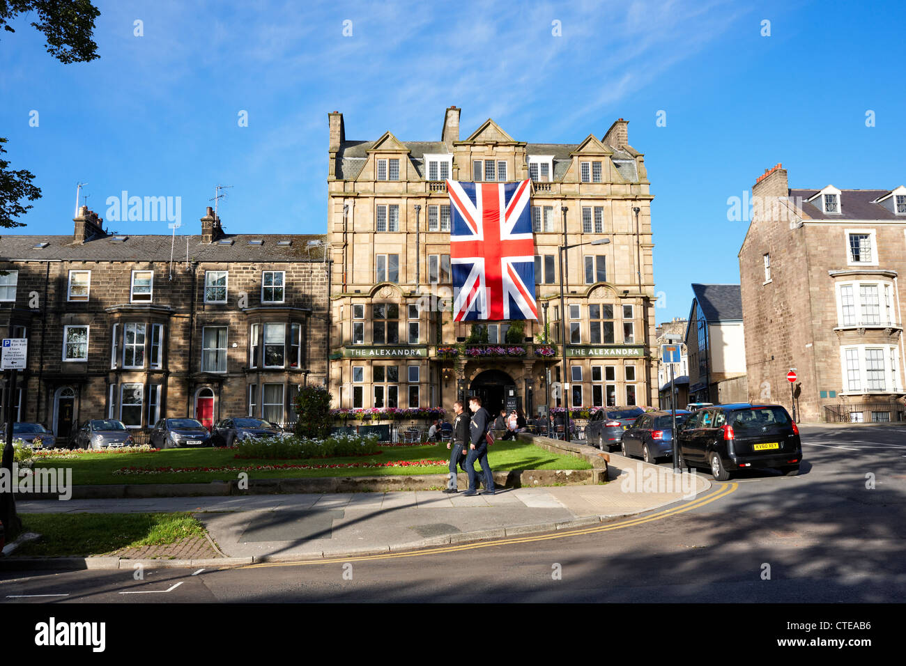 Alexandra Pub auf Aussicht auf Platz in Harrogate, North Yorkshire UK Stockfoto