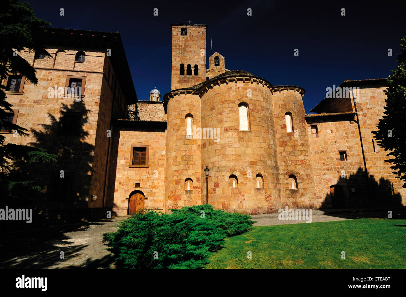 Spanien, Aragon: Außenansicht des romanischen Klosters San Salvador de Leyre Stockfoto