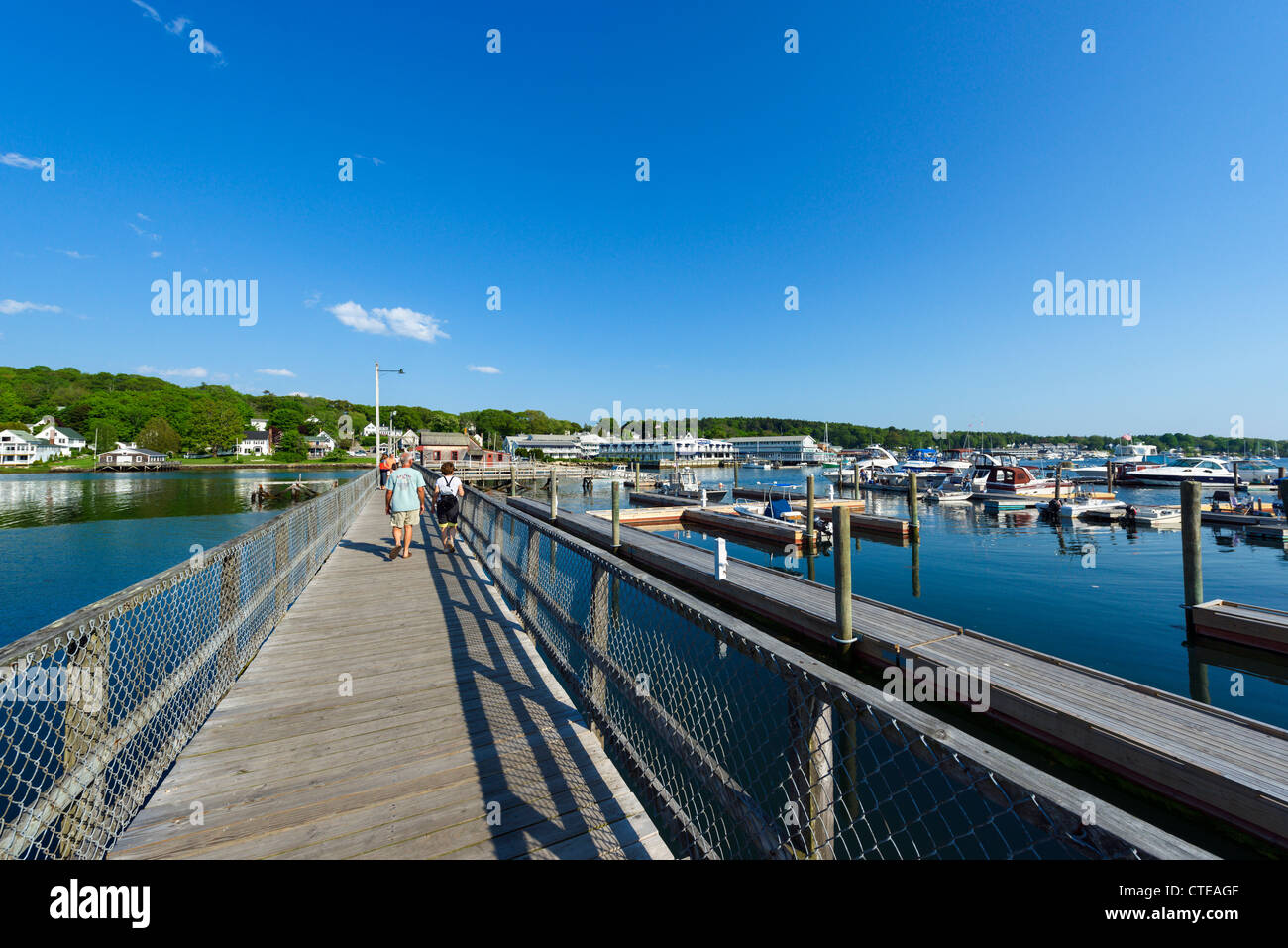Fußgängerbrücke über den Hafen, Boothbay Harbor, Lincoln County, Maine, USA Stockfoto