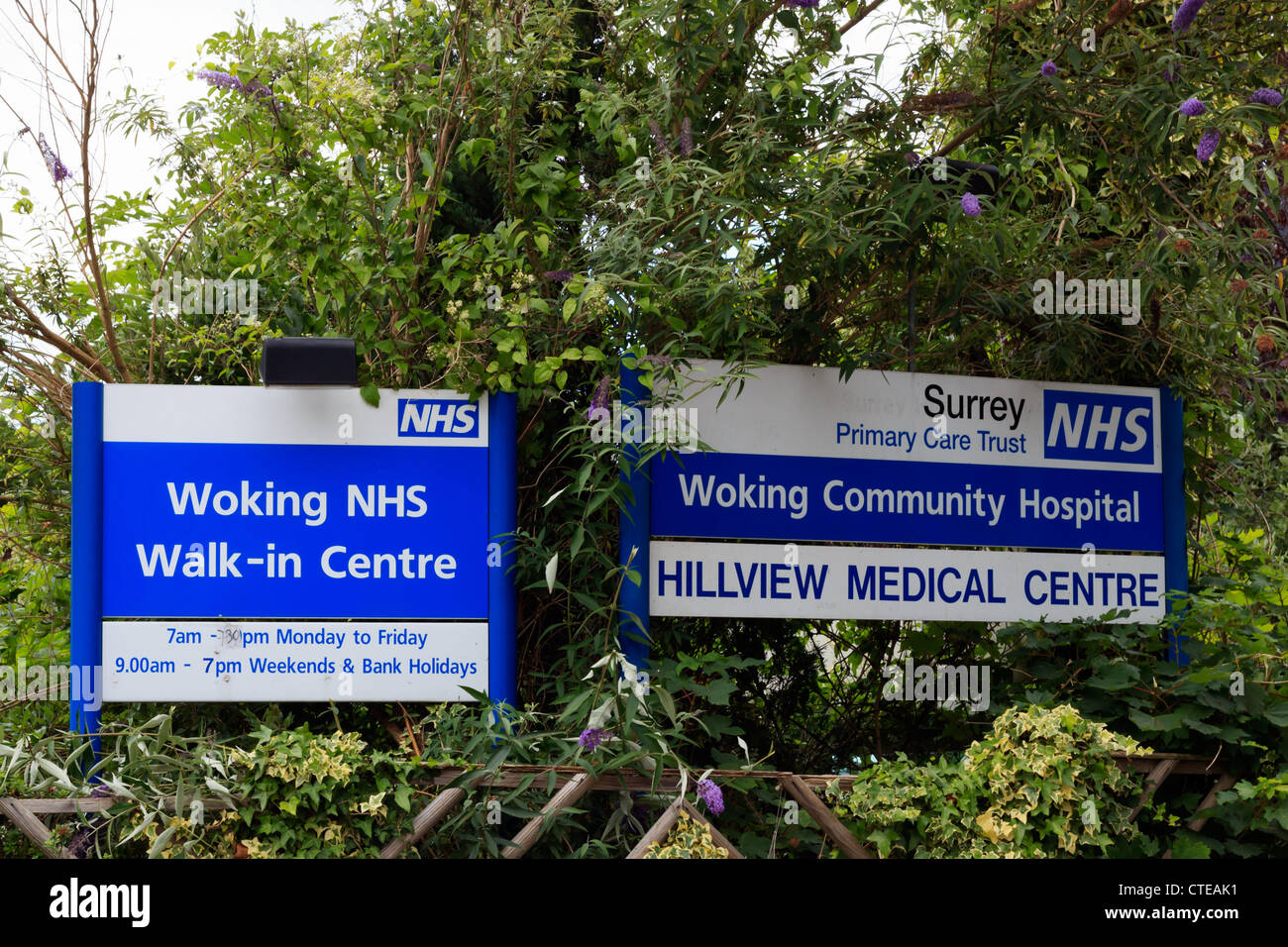 Woking Community Hospital und Woking NHS Walk Cenre Zeichen Stockfoto