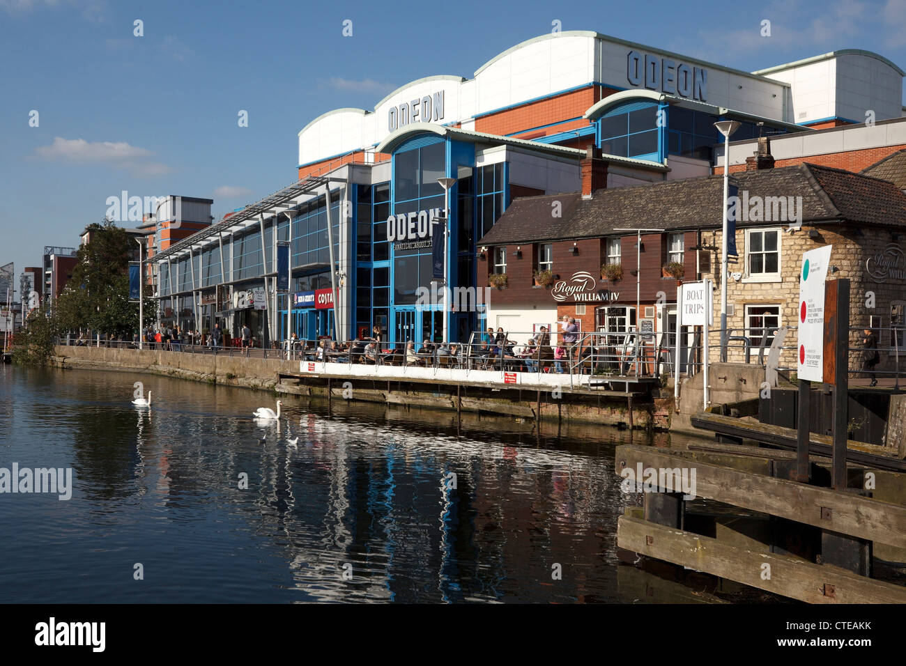 Multiplex-Kino Odeon, modernen Geschäften und Bars am Nordufer des Brayford Waterfront, Lincoln City Centre, Lincolnshire, UK Stockfoto