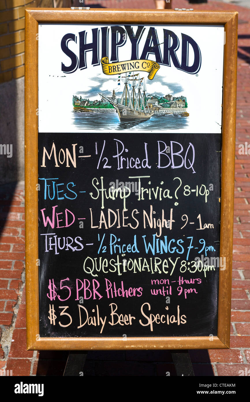 Tafel Menü vor einer Bar in der Innenstadt von Portland, Maine, USA Stockfoto