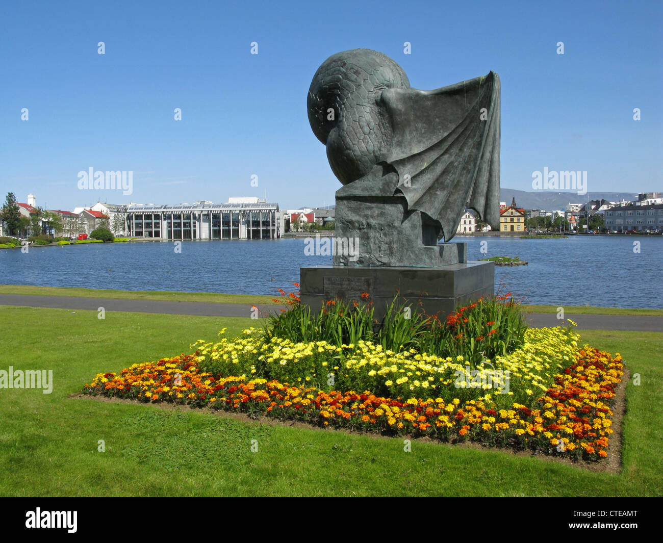Úr Álögum (Zauber) von Einar Jónsson, Tjörnin (Teich) und Radhus (Rathaus), Reykjavík, Island, Insel, Nordatlantik, Europa Stockfoto
