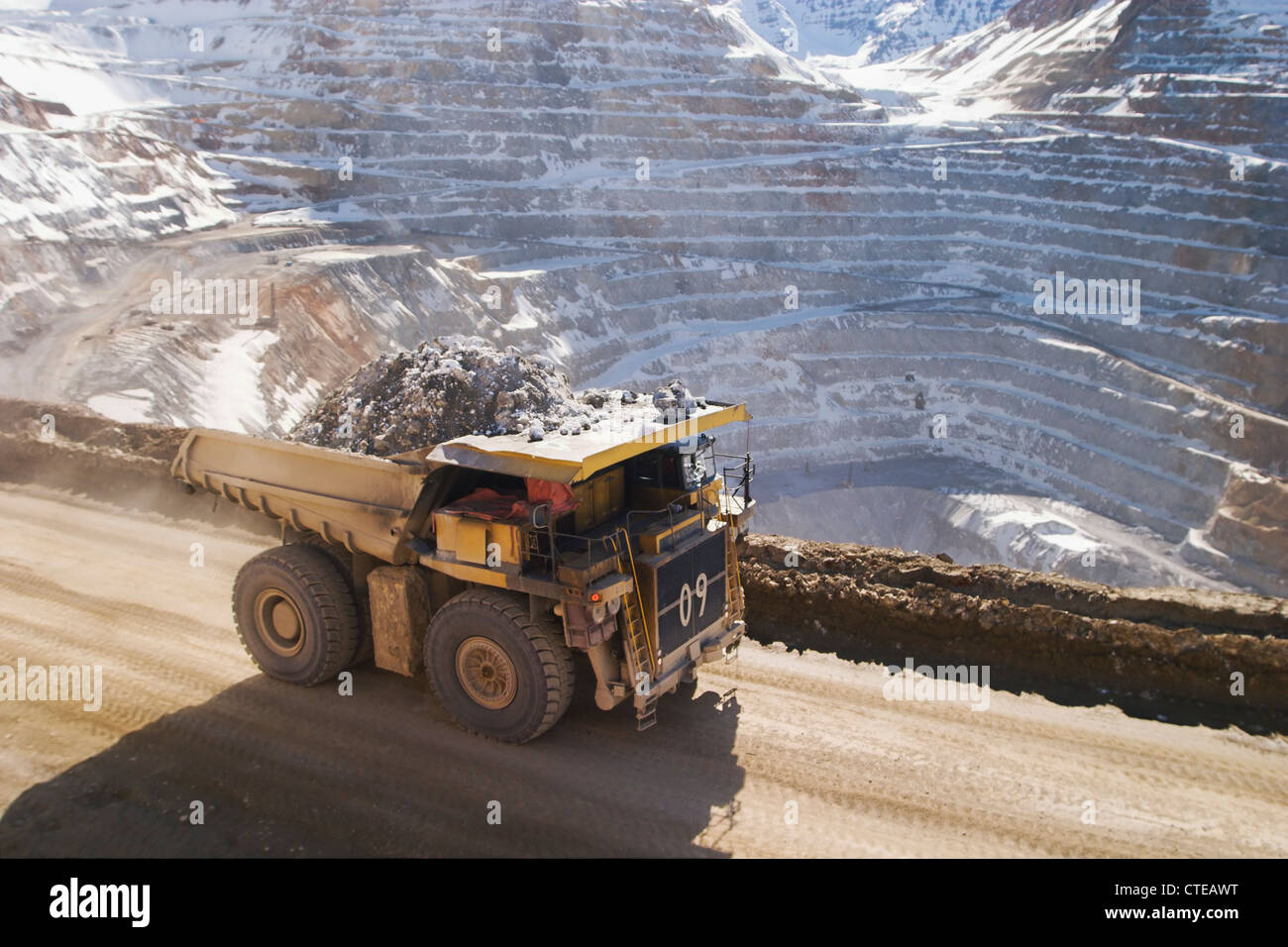 Das Los Pelambres Kupfer mine ist der weltweit fünftgrößte Kupfermine, ein Tagebau-Grube in der Nähe von Santiago. Große LKW Umzug der Stockfoto