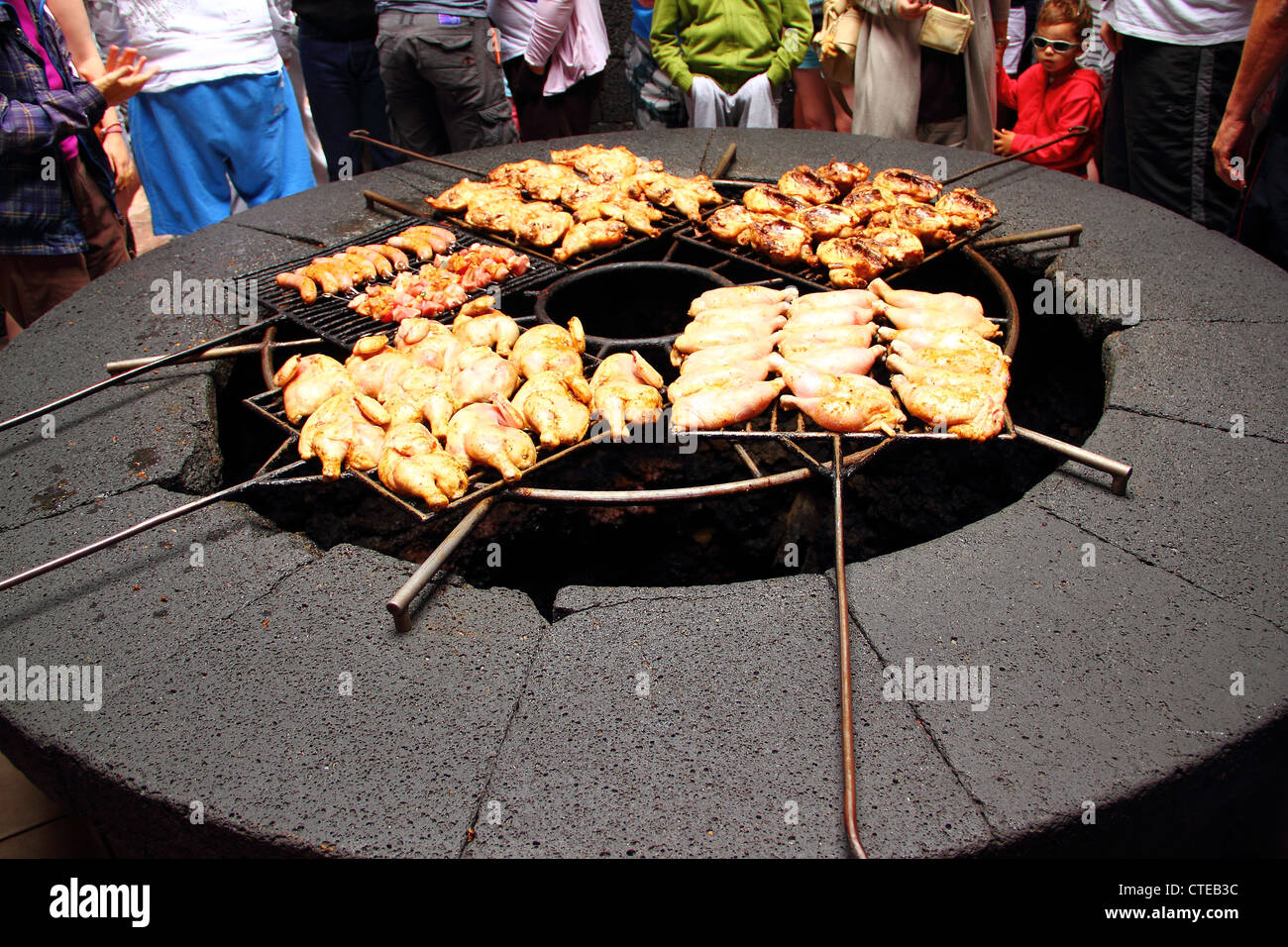 Kochen auf einem vulkanischen grill Stockfoto