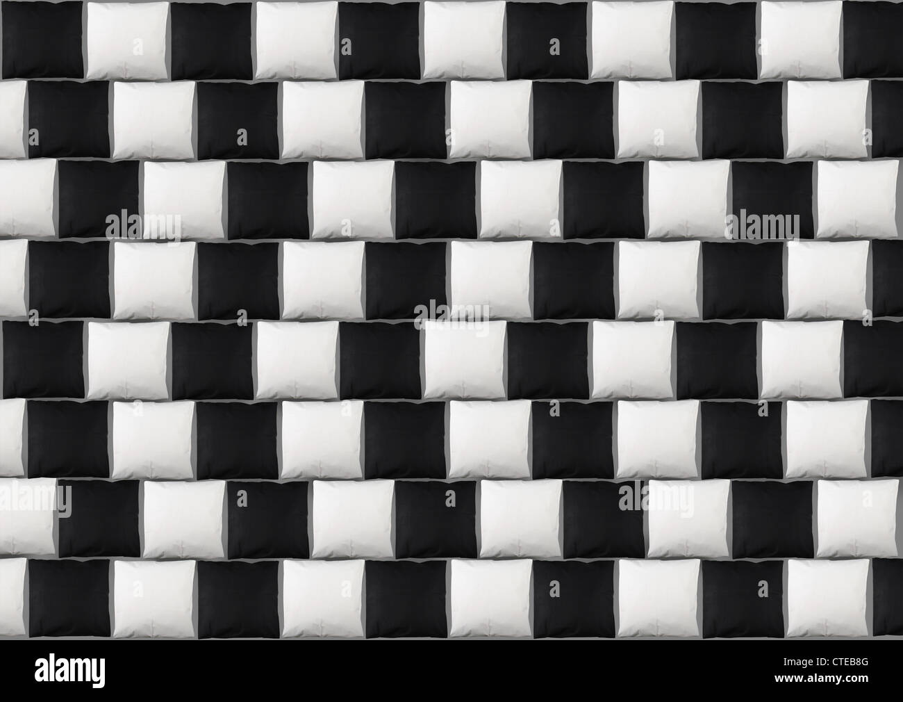 Optische Illusion: parallele Linien hergestellt aus schwarzen und weißen Kissen Stockfoto