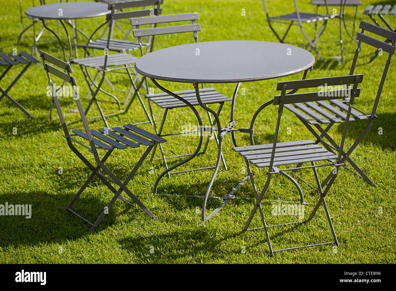 Gartenmöbel Tische Stockfotos und bilder Kaufen Alamy Tisch und Stühle Draußen Stockfotos und bilder Kaufen Alamy