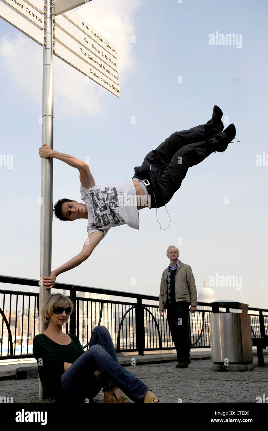 Danny zeigt freie ausgeführte Techniken auf ein Schild an der Londoner South Bank Stockfoto