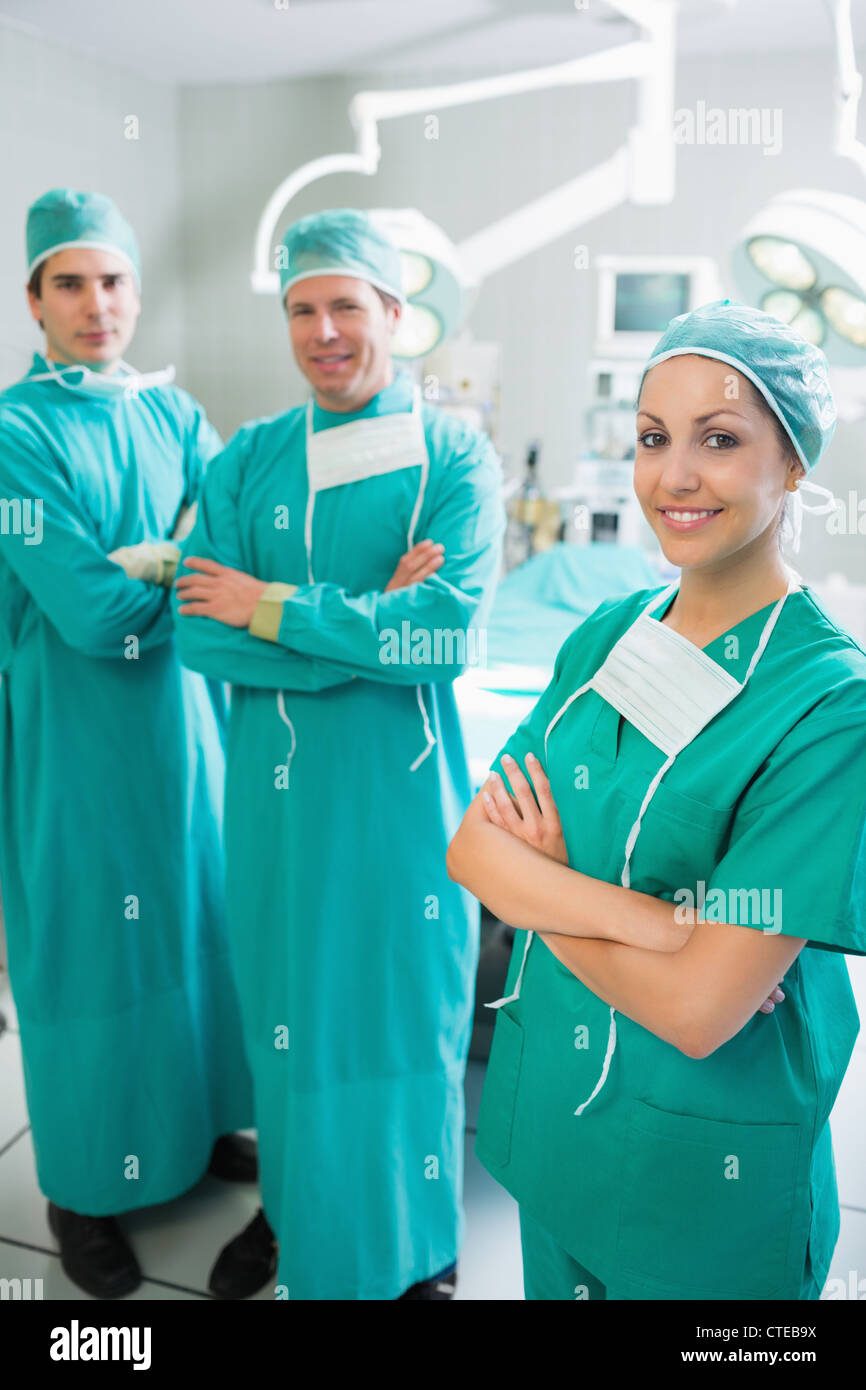 OP-Team mit Armen aufstehen gekreuzt Stockfoto