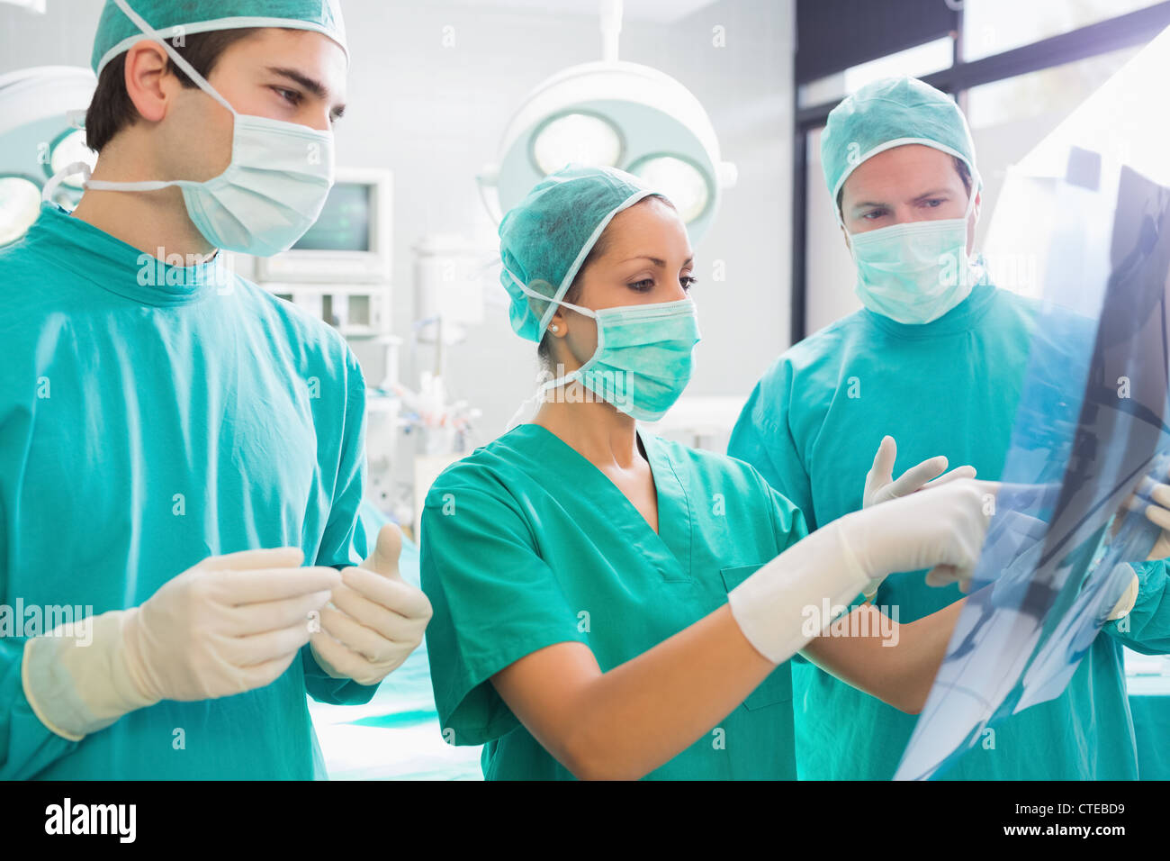 OP-Team analysiert eine Röntgenaufnahme Stockfoto