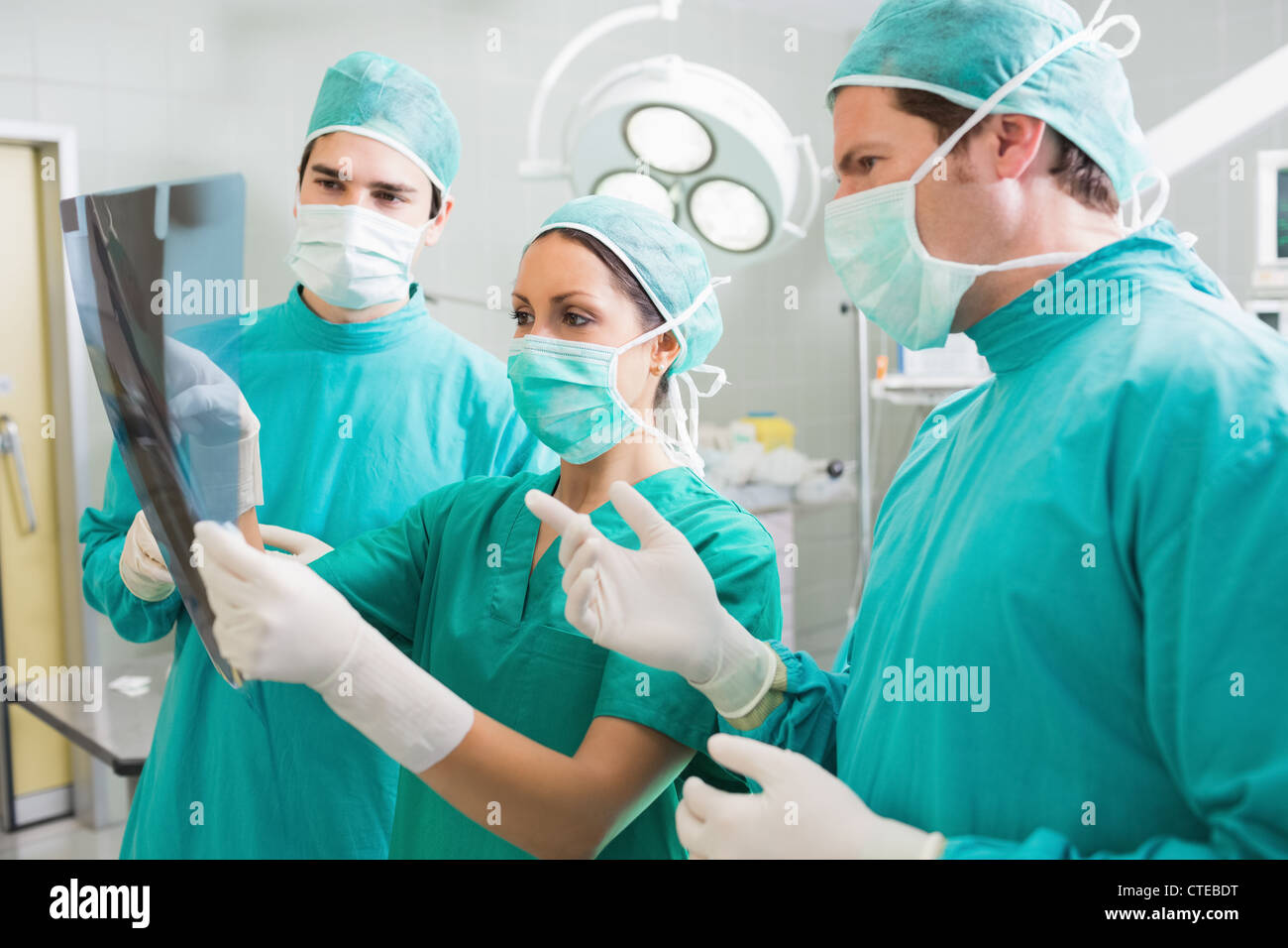 OP-Team spricht von einem x-ray Stockfoto