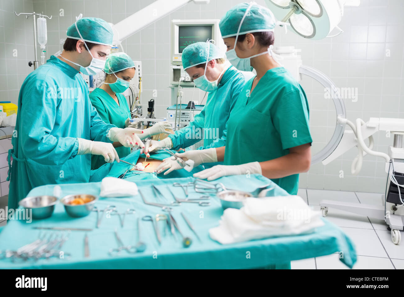Seitenansicht eines chirurgischen Teams Betrieb eines Patienten Stockfoto