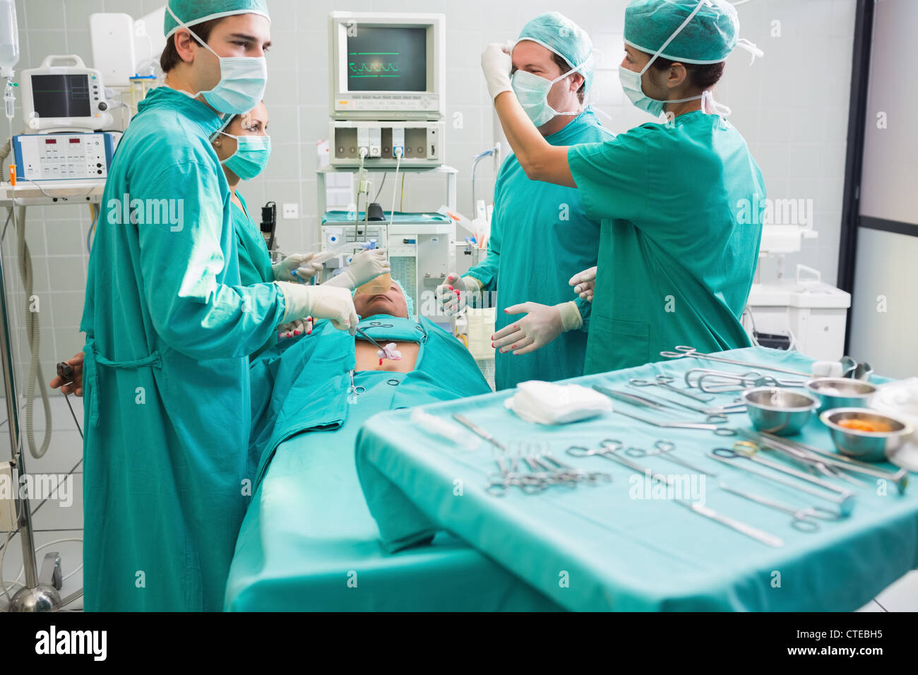 Chirurg, Betrieb ein Uncounscious Patienten im OP-Saal Stockfoto