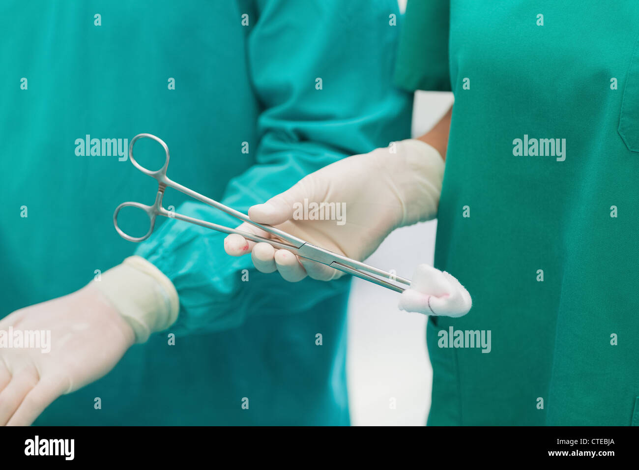 Nahaufnahme von einem chirurgischen Scheren mit einer Kompresse Stockfoto
