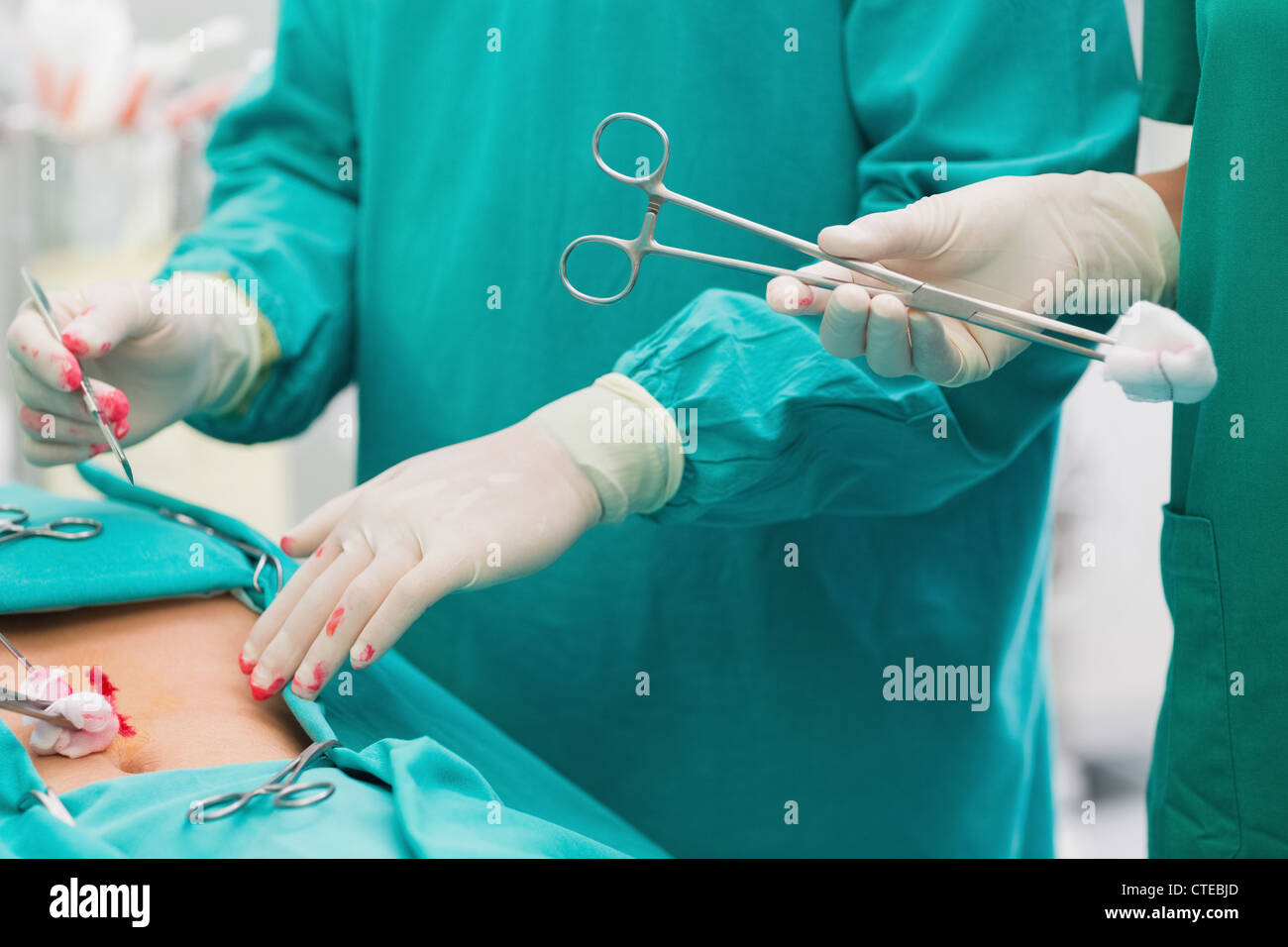 Eine chirurgische Schere neben einem Patienten hautnah Stockfoto