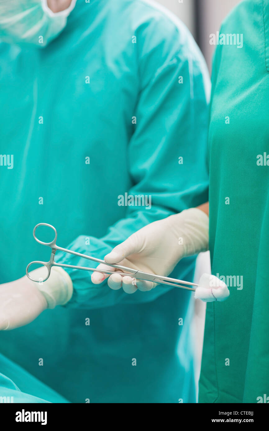Nahaufnahme von einer chirurgischen Schere halten von einer Krankenschwester Stockfoto