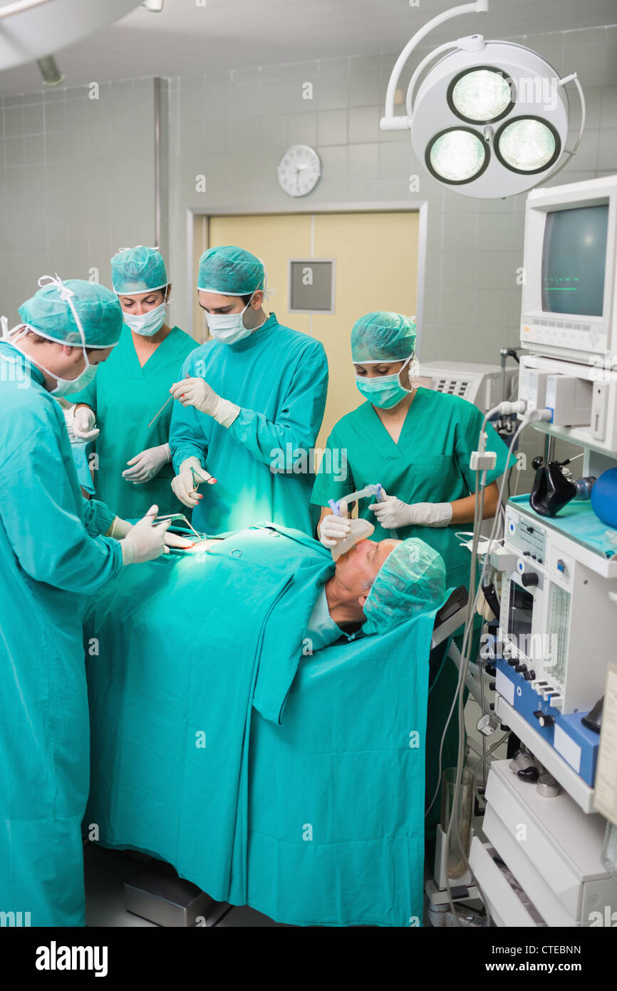 Blick auf ein OP-Team in Betrieb Stockfoto