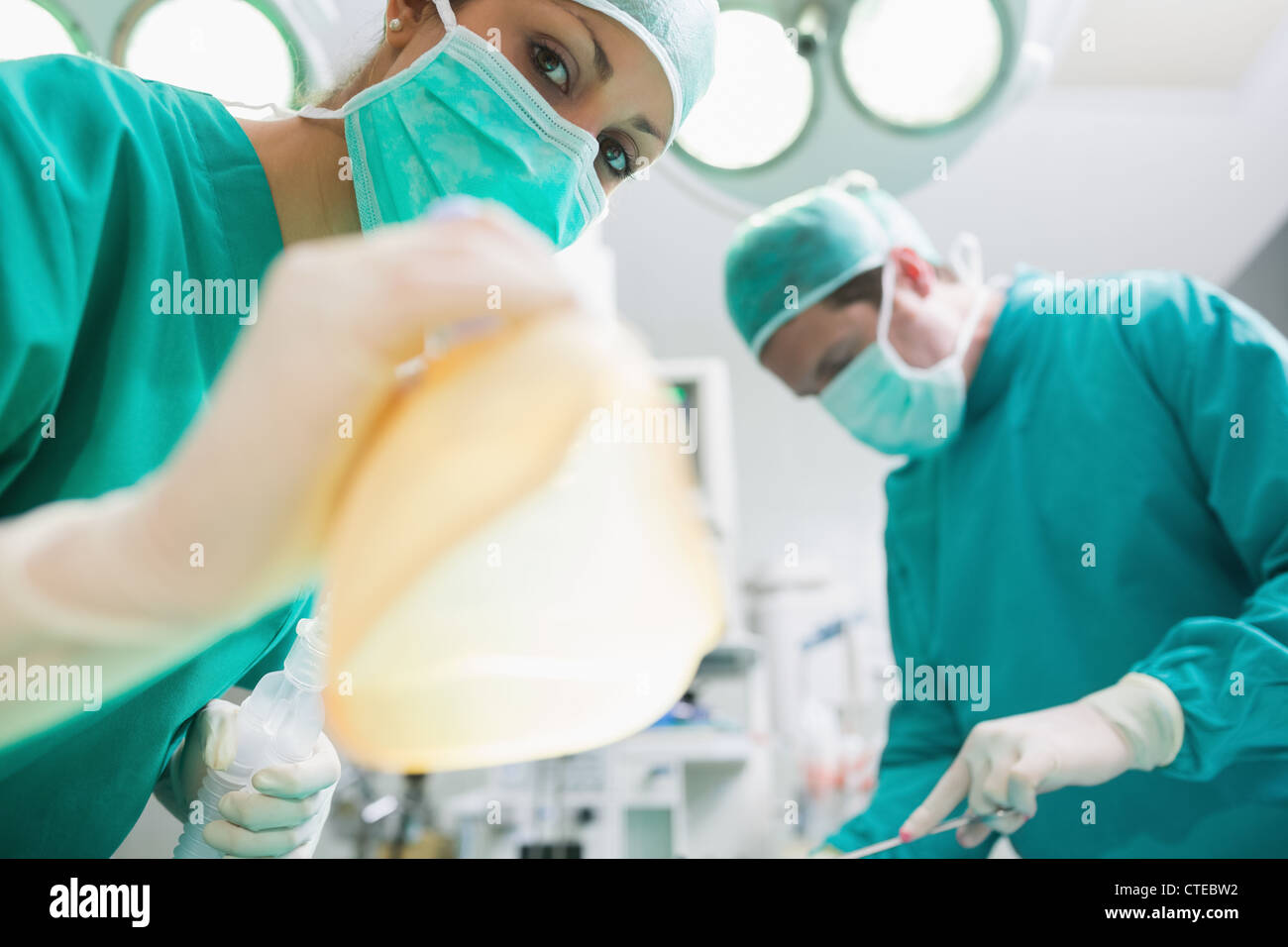Nahaufnahme einer Krankenschwester hält eine Anästhesie-Maske Stockfoto