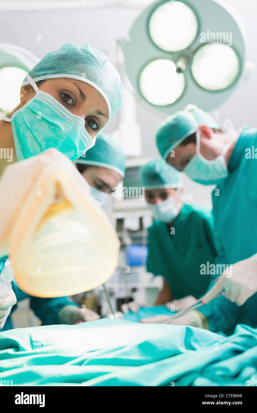 Eine Krankenschwester mit einem Anästhesie-Maske im Fokus Stockfoto