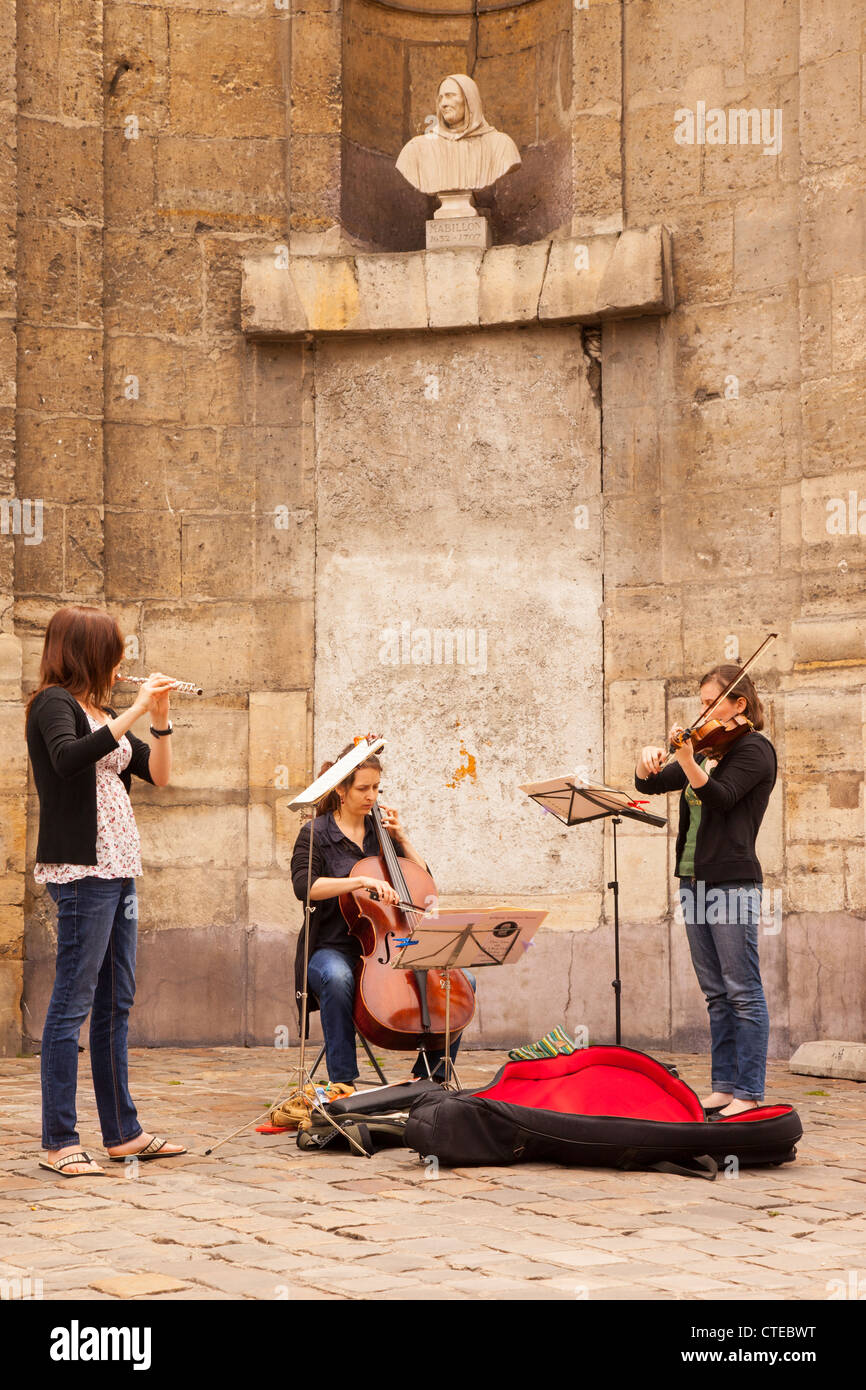 Musiker außerhalb der Kirche von Eglise Saint-Germain, Saint Germain des-Pres, Paris, Frankreich Stockfoto