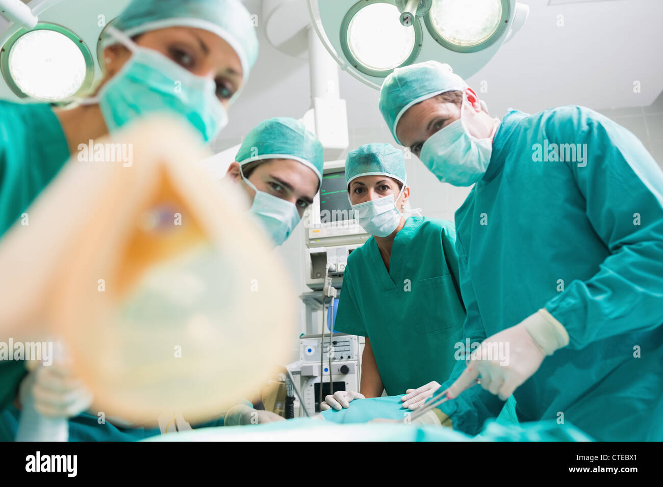 Ein OP-Team hält eine Anästhesie-Maske im Fokus Stockfoto
