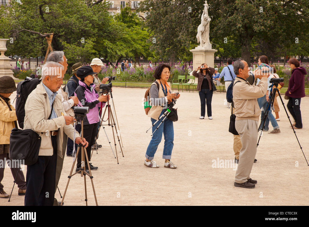 Kamera mit Touristen, die Invasion der Jardin des Tuileries, Paris Frankreich Stockfoto