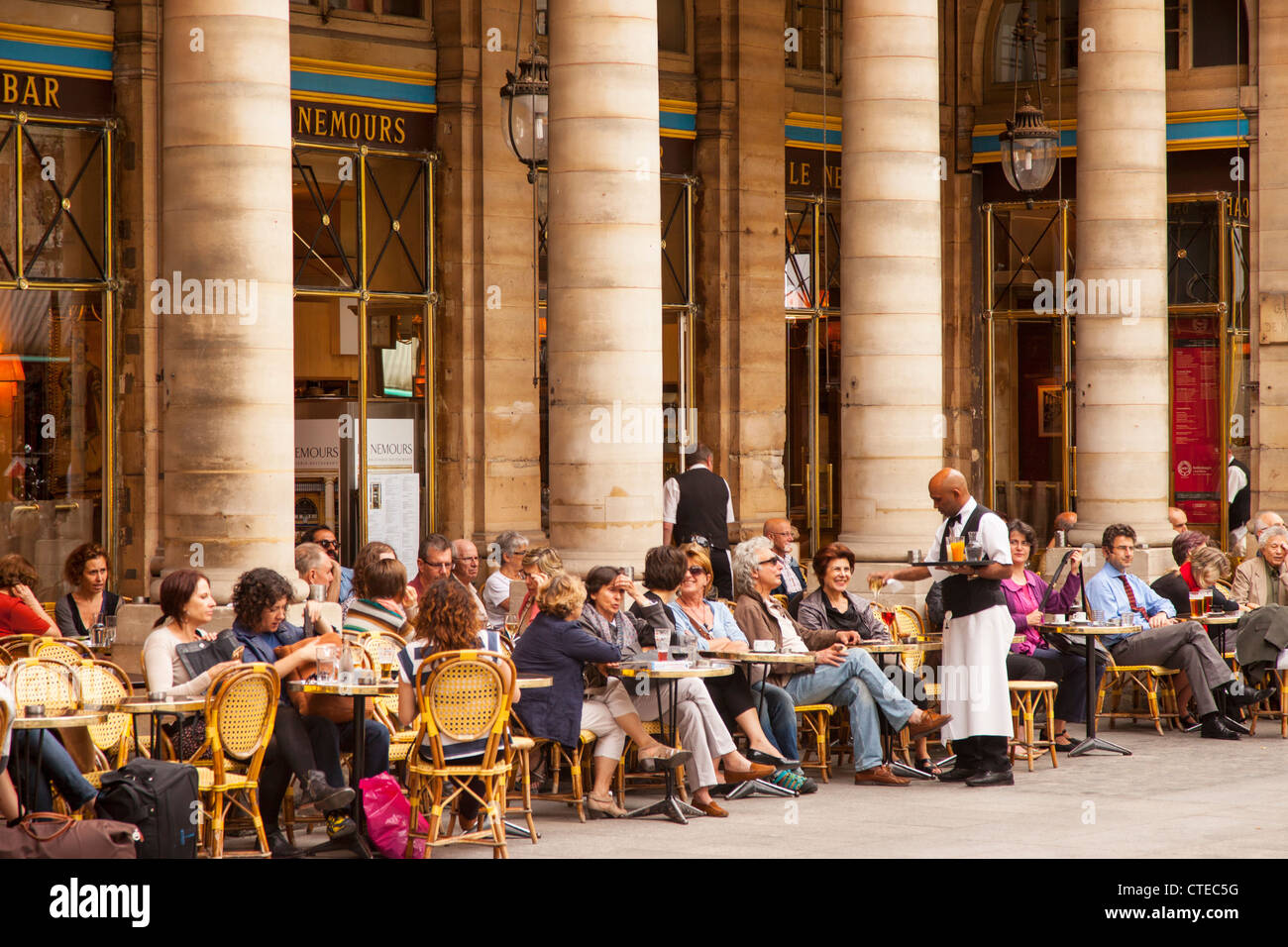 Outdoor-Cafe - Le Nemours in Place Colette, Paris Frankreich Stockfoto