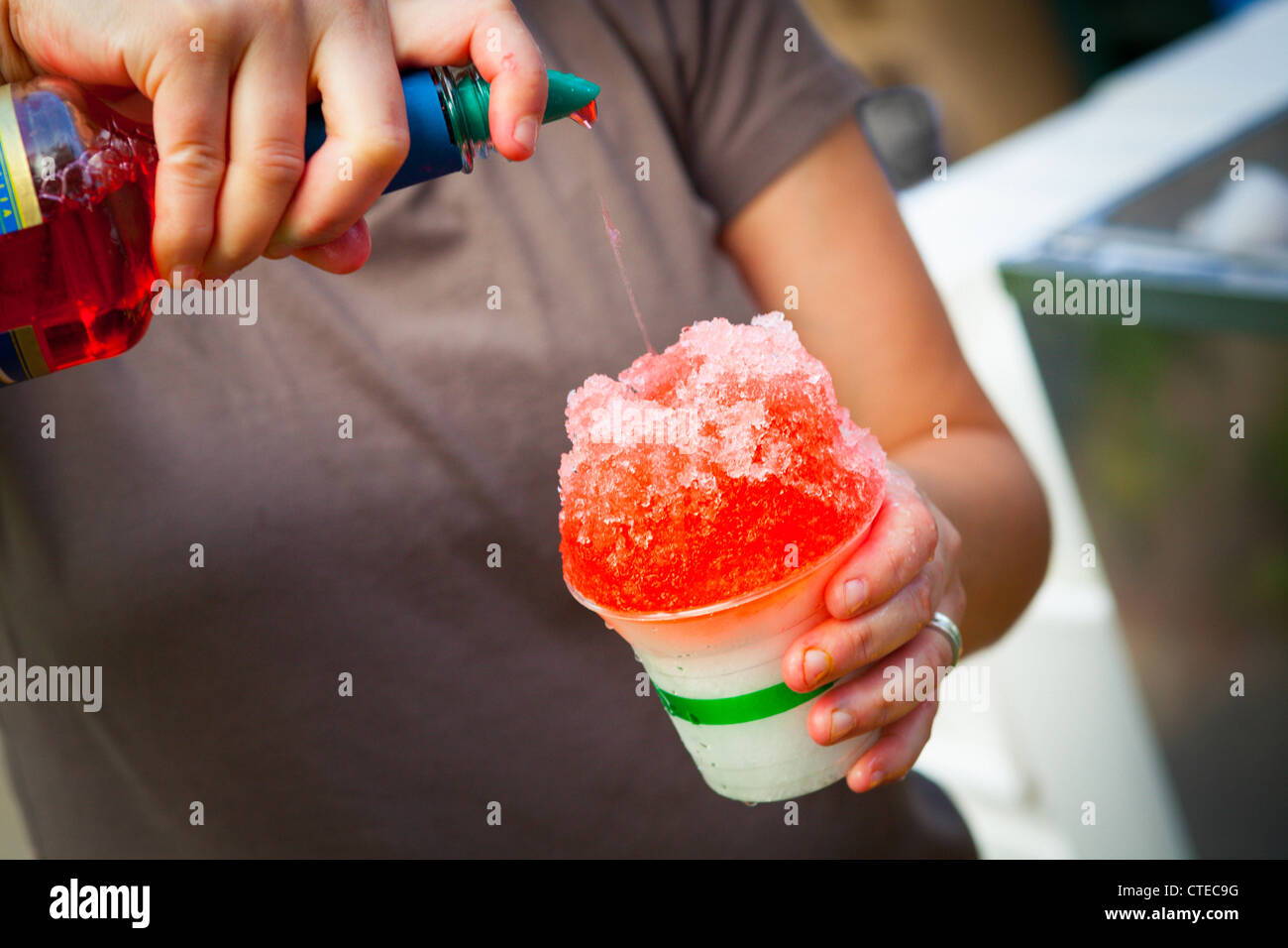 Händen Sirup auf ein Eis. Stockfoto