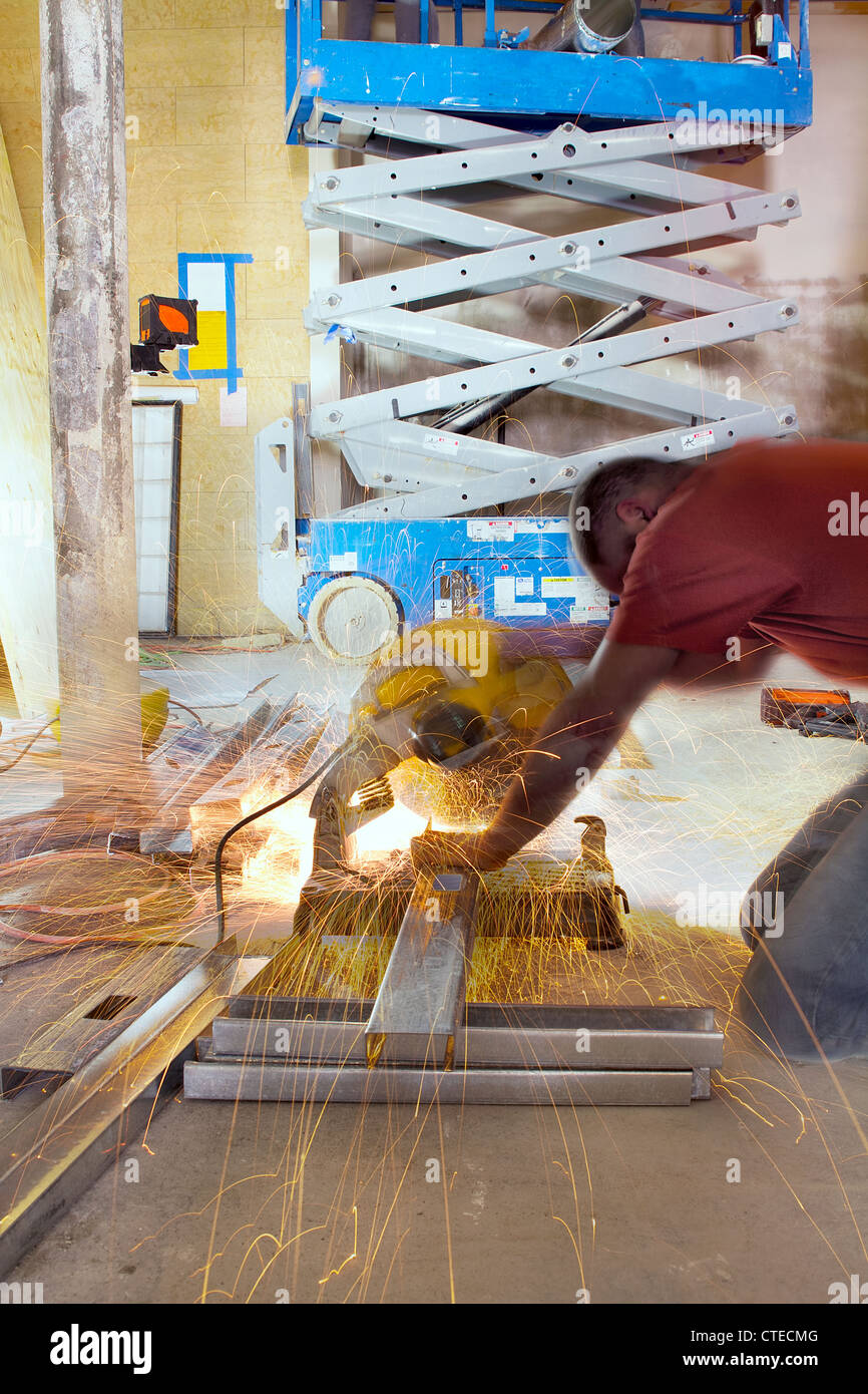 Construction Worker schneiden Metallbolzen mit Tisch sah bei Raum-Renovierung Stockfoto