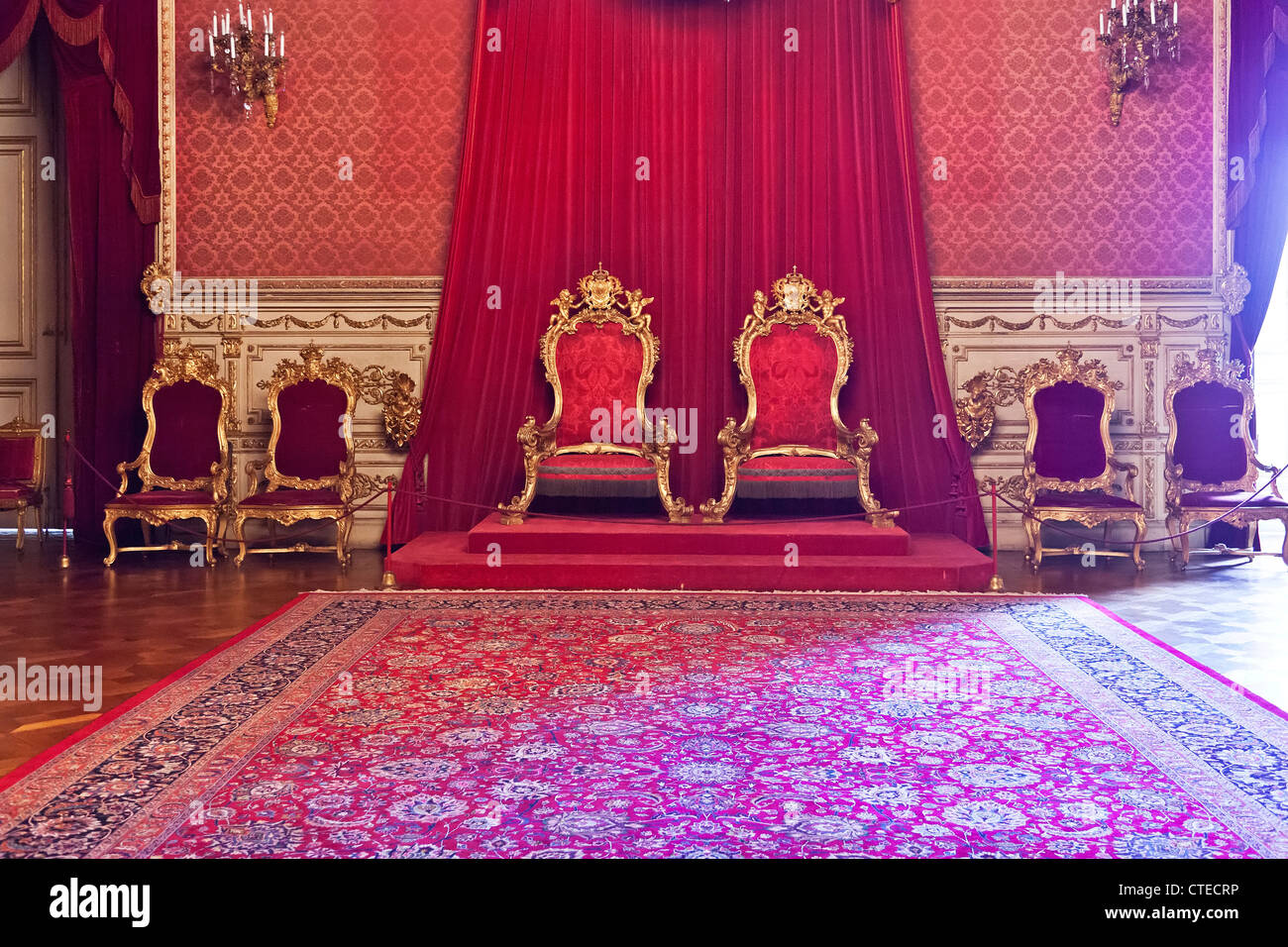 Roter thron -Fotos und -Bildmaterial in hoher Auflösung – Alamy