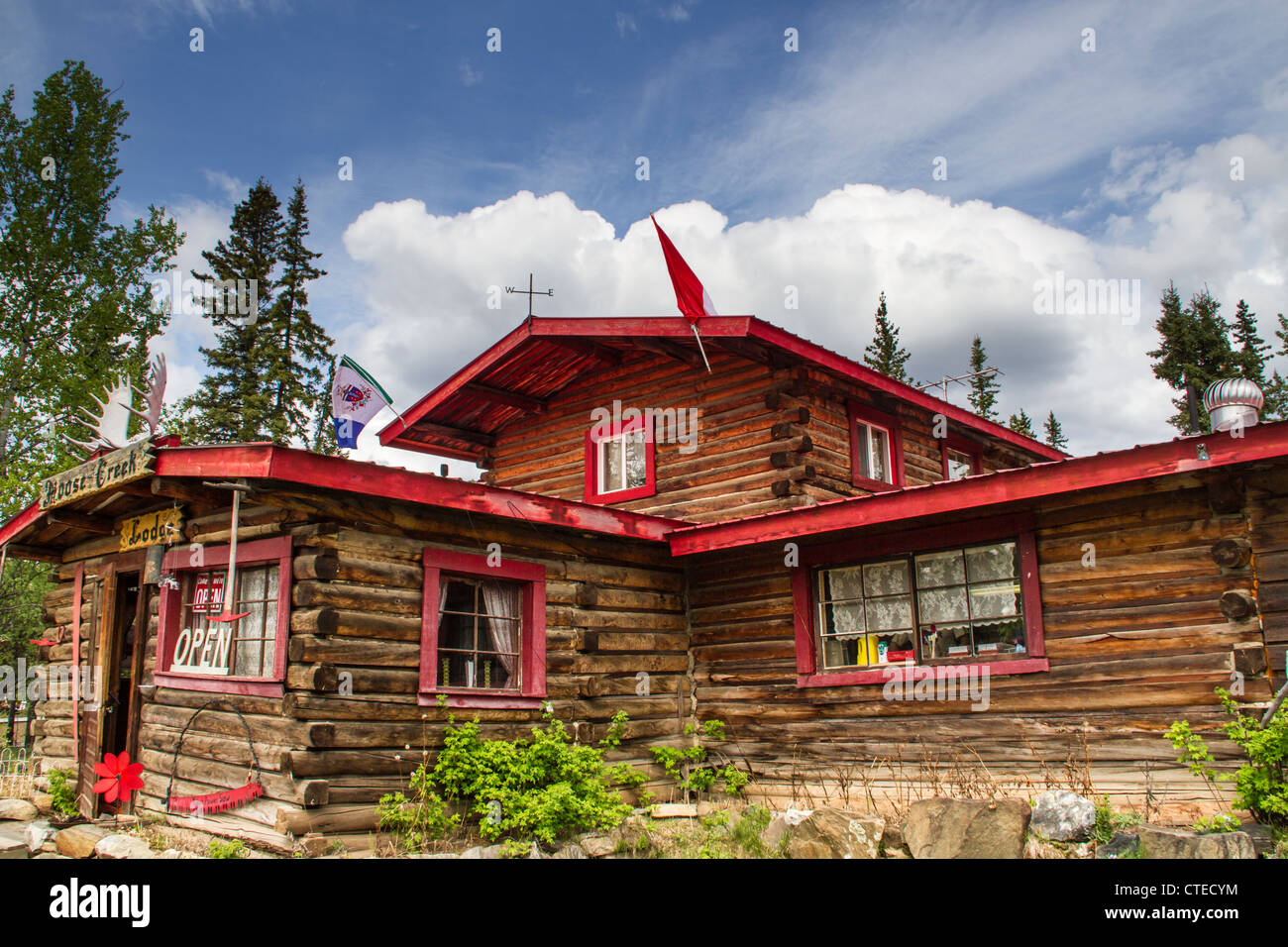 Moose Creek Lodge, ein Roadhouse am North Klondike Highway im Yukon Territory in Kanada. Stockfoto