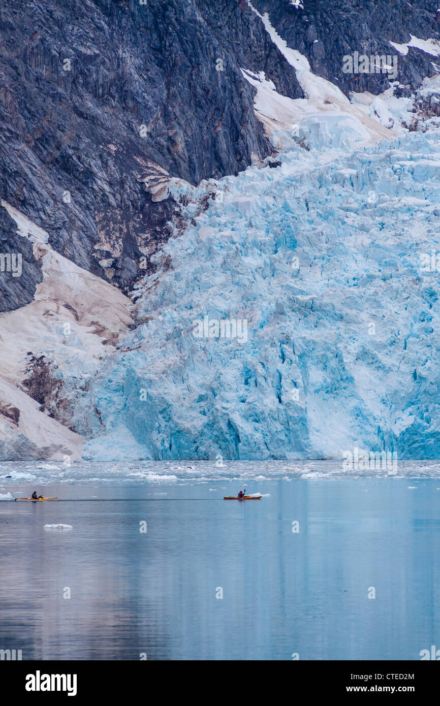 Kajaks am nordwestlichen Gletscher in den nordwestlichen Fjord von Kenai-Fjords-Nationalpark in Alaska. Stockfoto