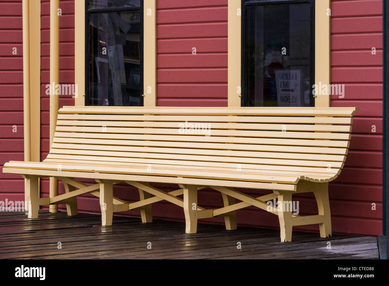 Bank am Bahnhof in Skagway, Alaska, eine regelmäßige Anlaufstelle für Kreuzfahrtschiffe, die über die 'Inside Passage' nach Alaska reisen. Stockfoto