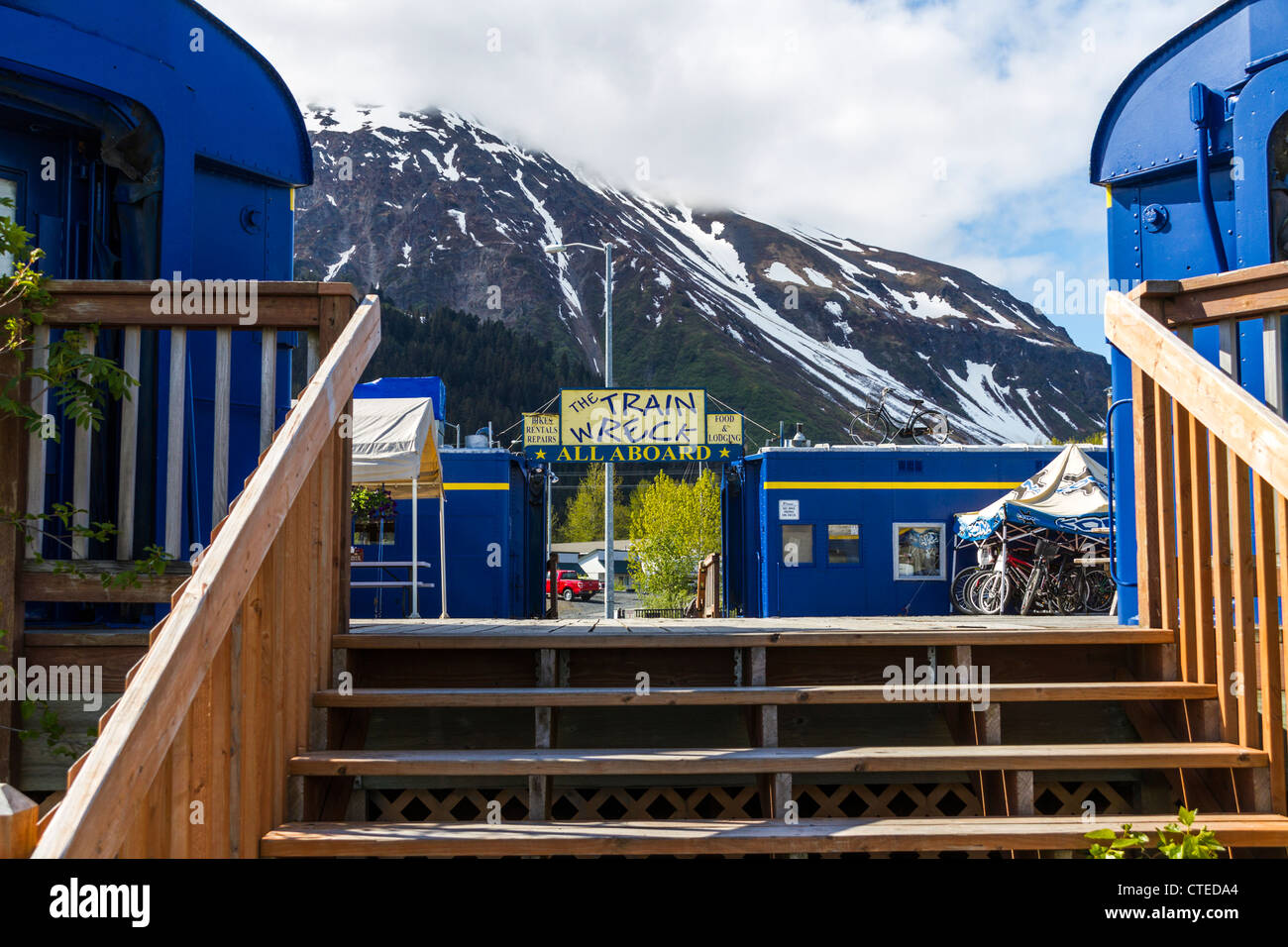 "Train Wreck" Gasthaus und Restaurant in alten Waggons gemalt in Alaska Railroad Farben, im Hafen von Seward in Seward, Alaska. Stockfoto