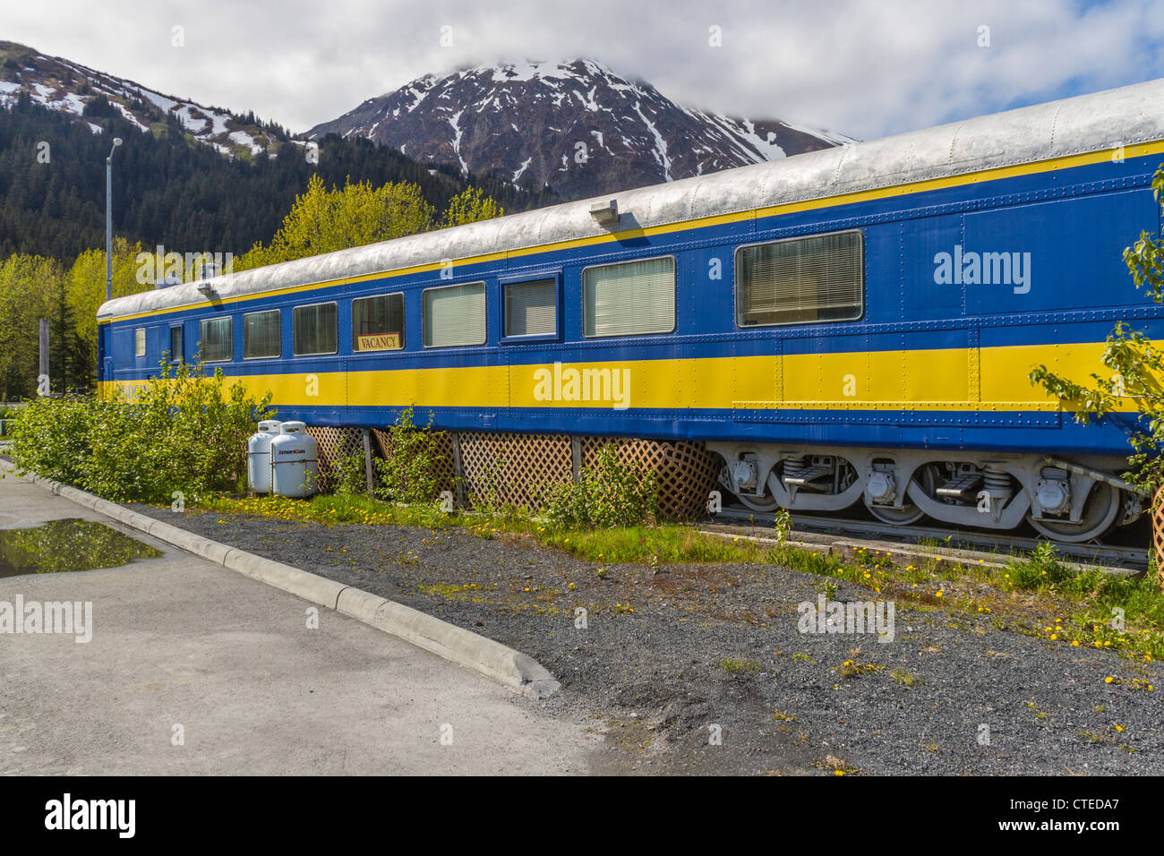 "Train Wreck" Gasthaus und Restaurant in alten Waggons gemalt in Alaska Railroad Farben, im Hafen von Seward in Seward, Alaska. Stockfoto