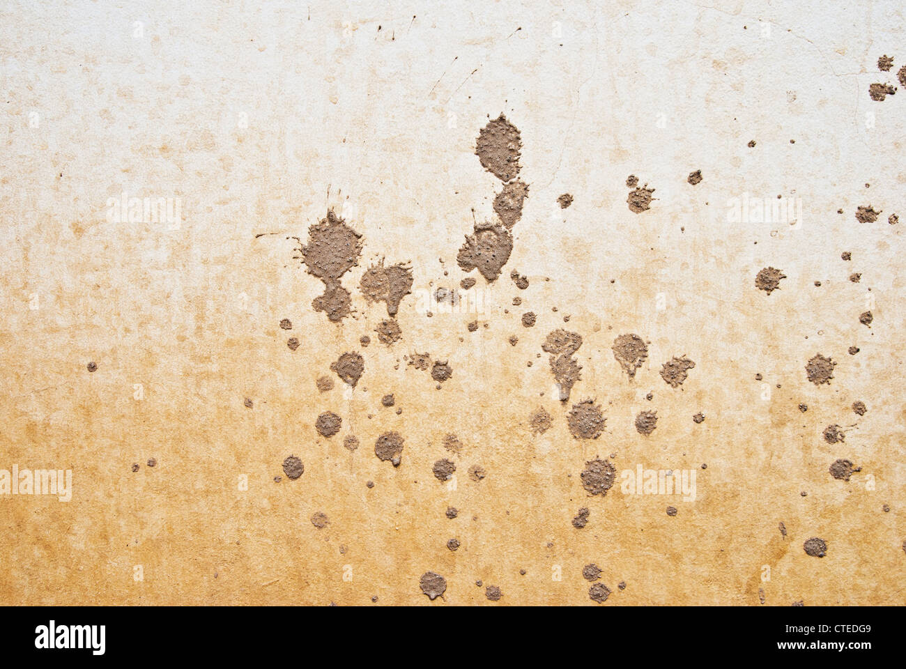 Hintergrund der Wand mit Schlamm bespritzt Stockfoto