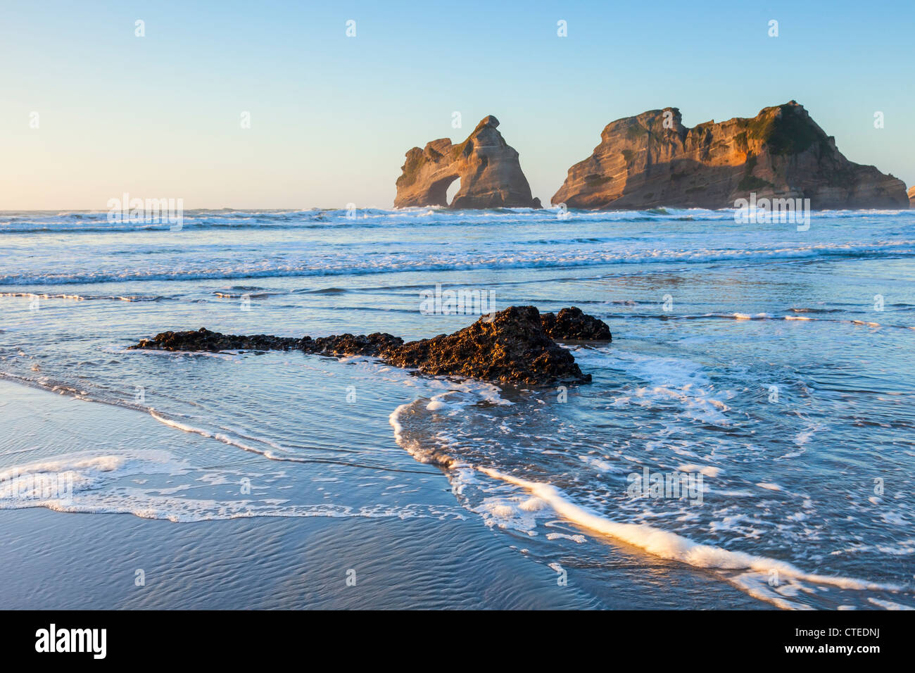 Wharariki Beach auf der Tasman Region Neuseelands am Abend. Stockfoto