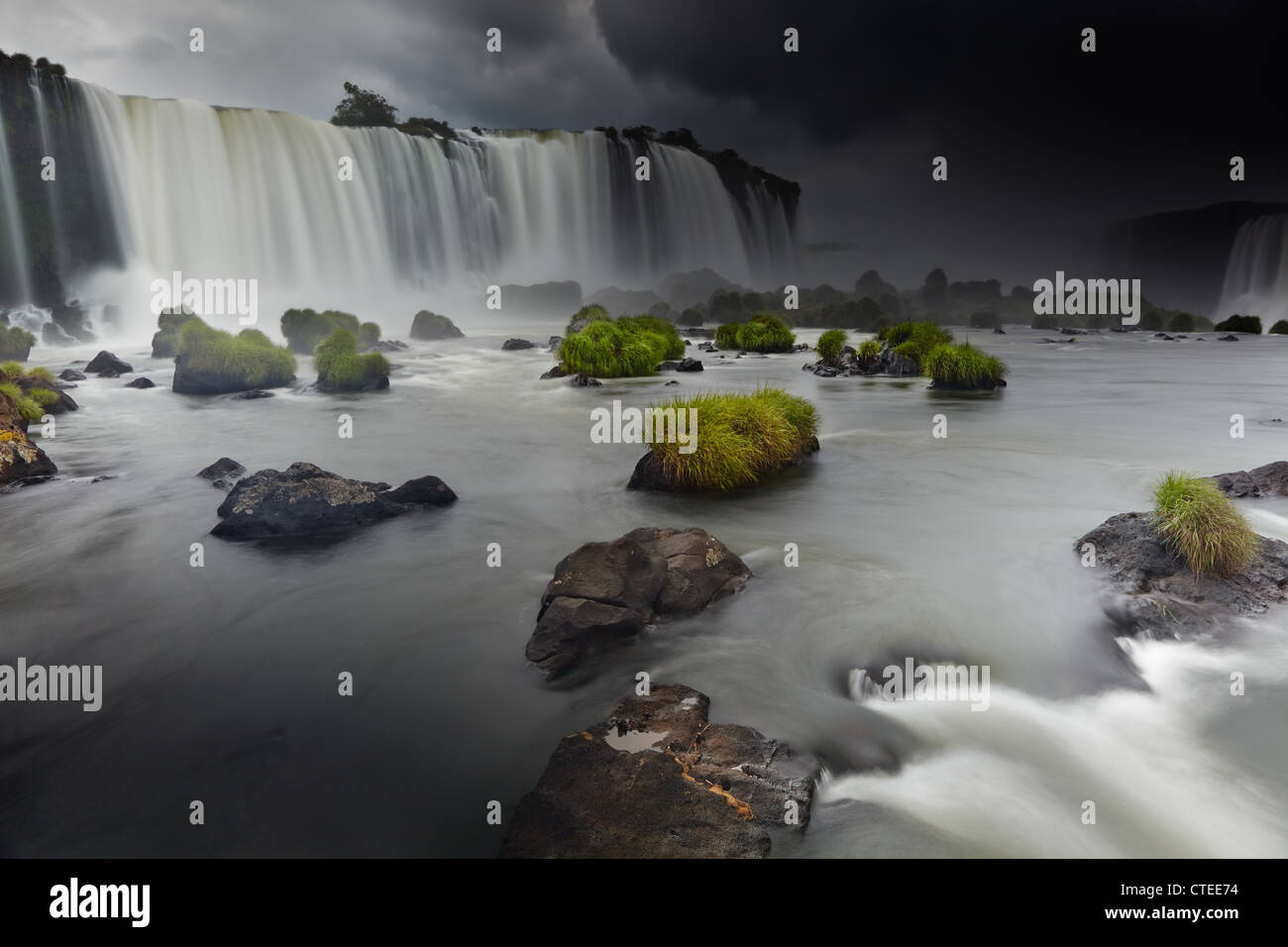 Iguaçu-Wasserfälle, befindet sich an der brasilianischen und argentinischen Grenze, Blick vom brasilianischen Seite Stockfoto